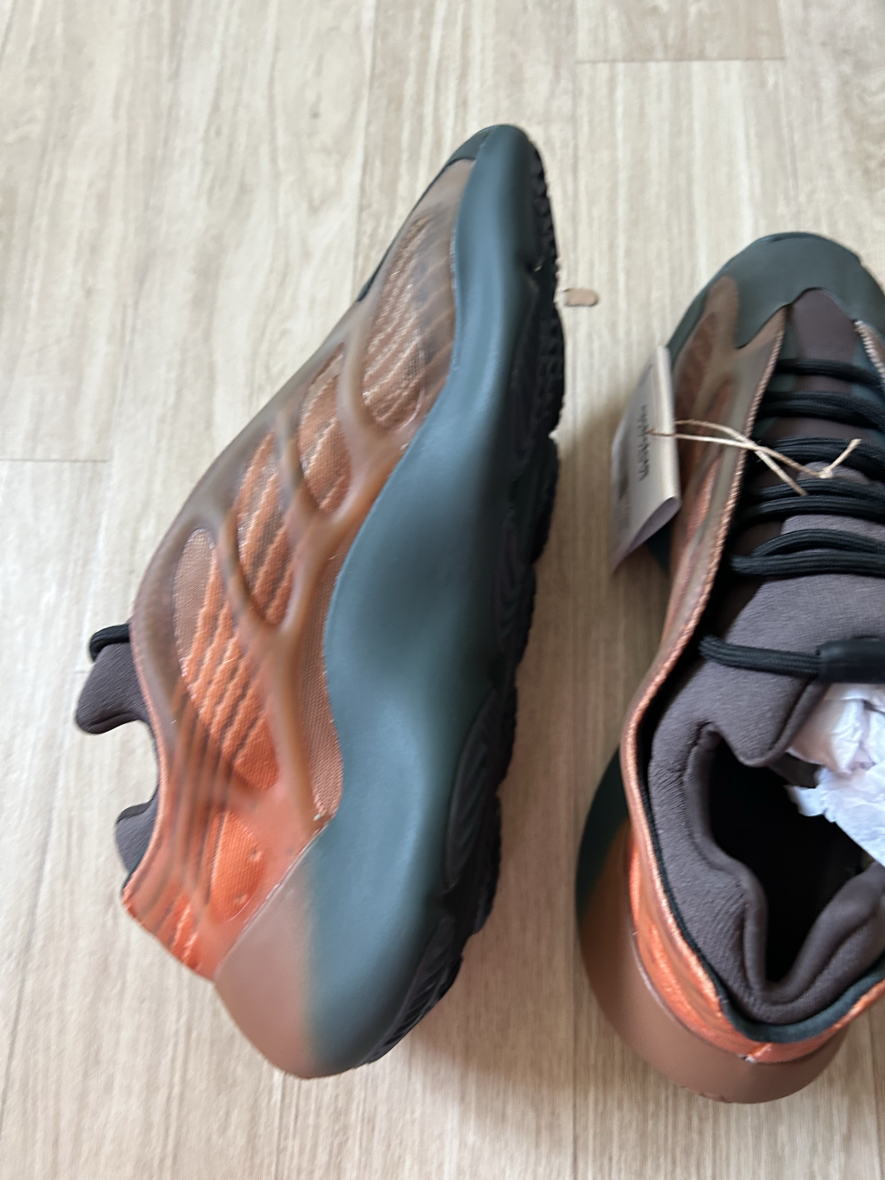 Adidas Yeezy 700 V3 Copper Fade 착용 스타일
