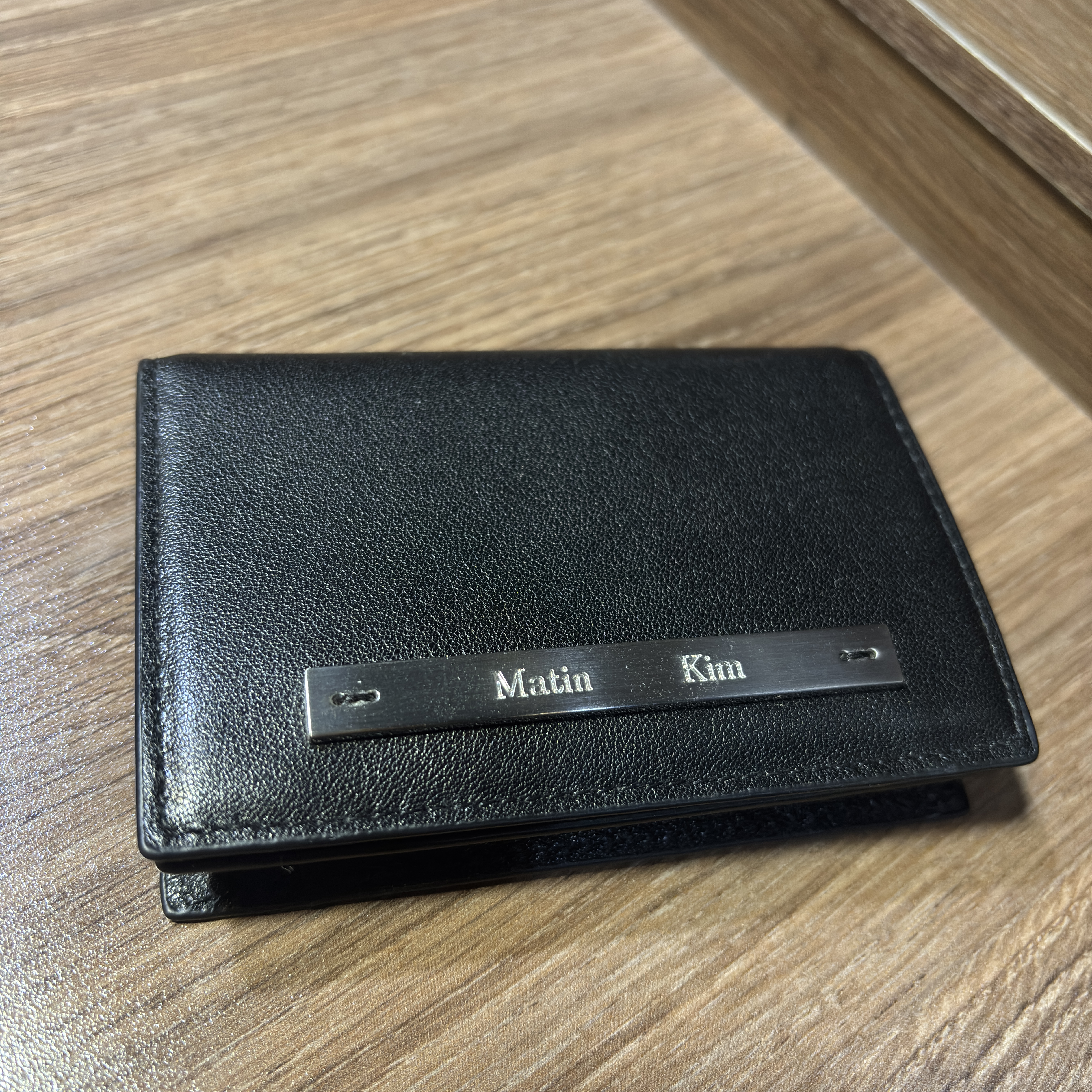 Matin Kim Slim Metal Business Wallet Black 착용 스타일 - 1