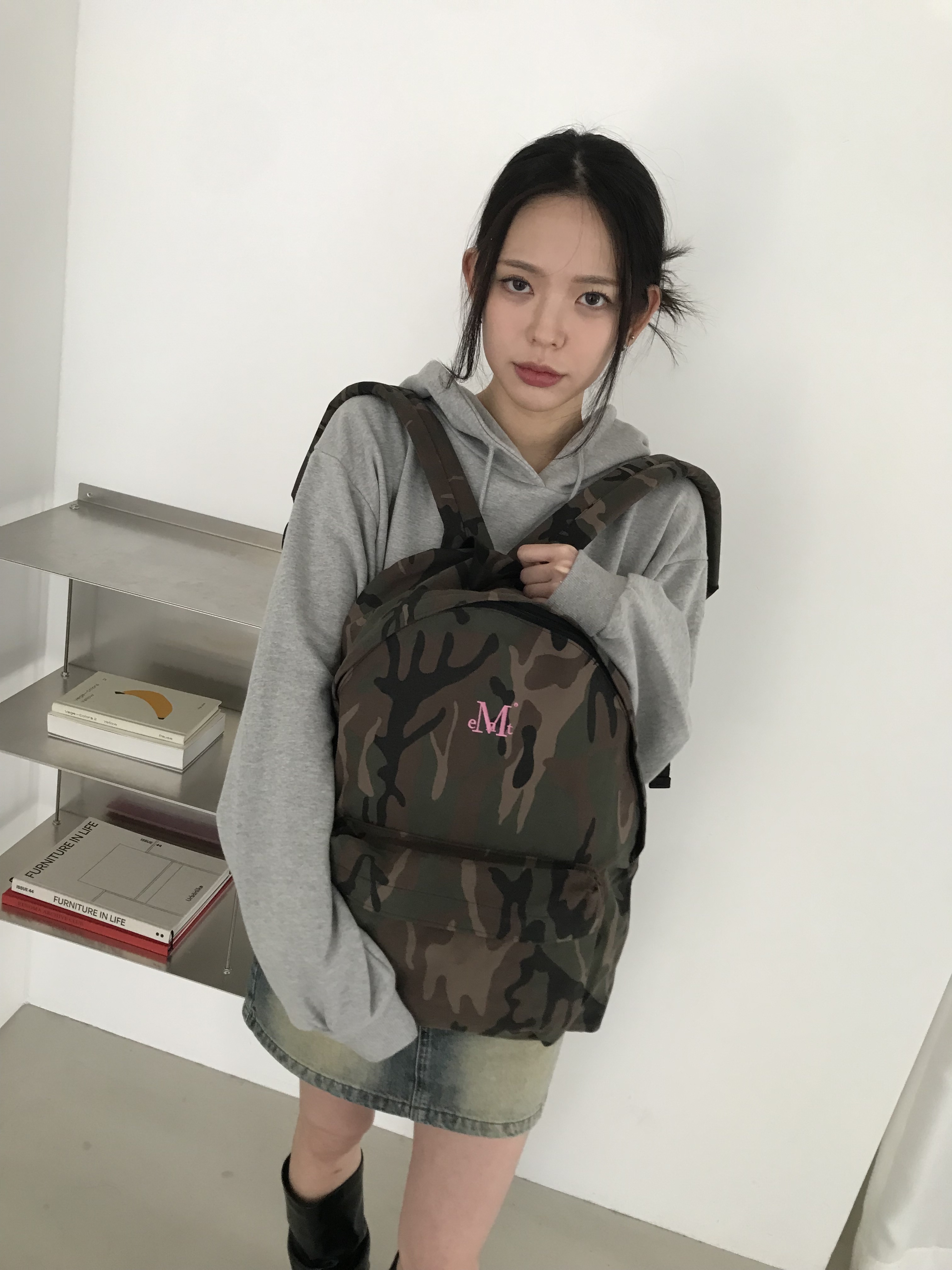 MUCENT Spray Logo Hood T Gray, MUCENT Adventure Camo Back Pack Khaki 착용 스타일 - 4