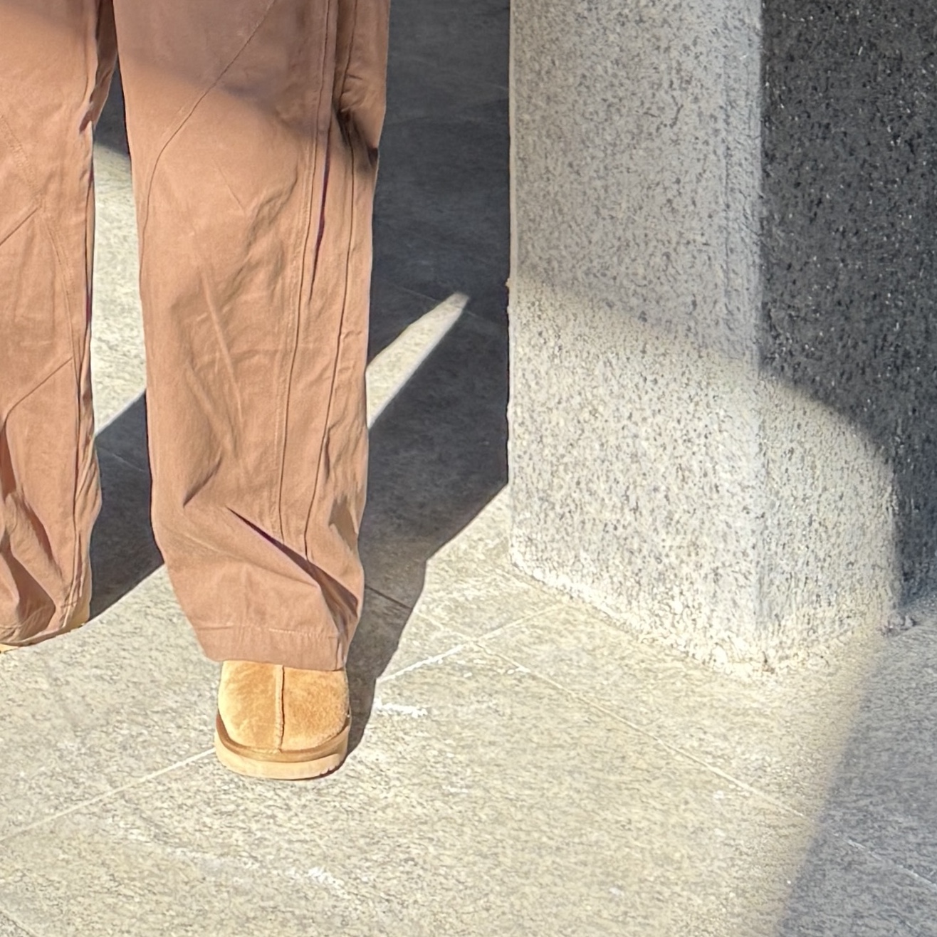 UGG Tasman Slipper Chestnut 착용 스타일