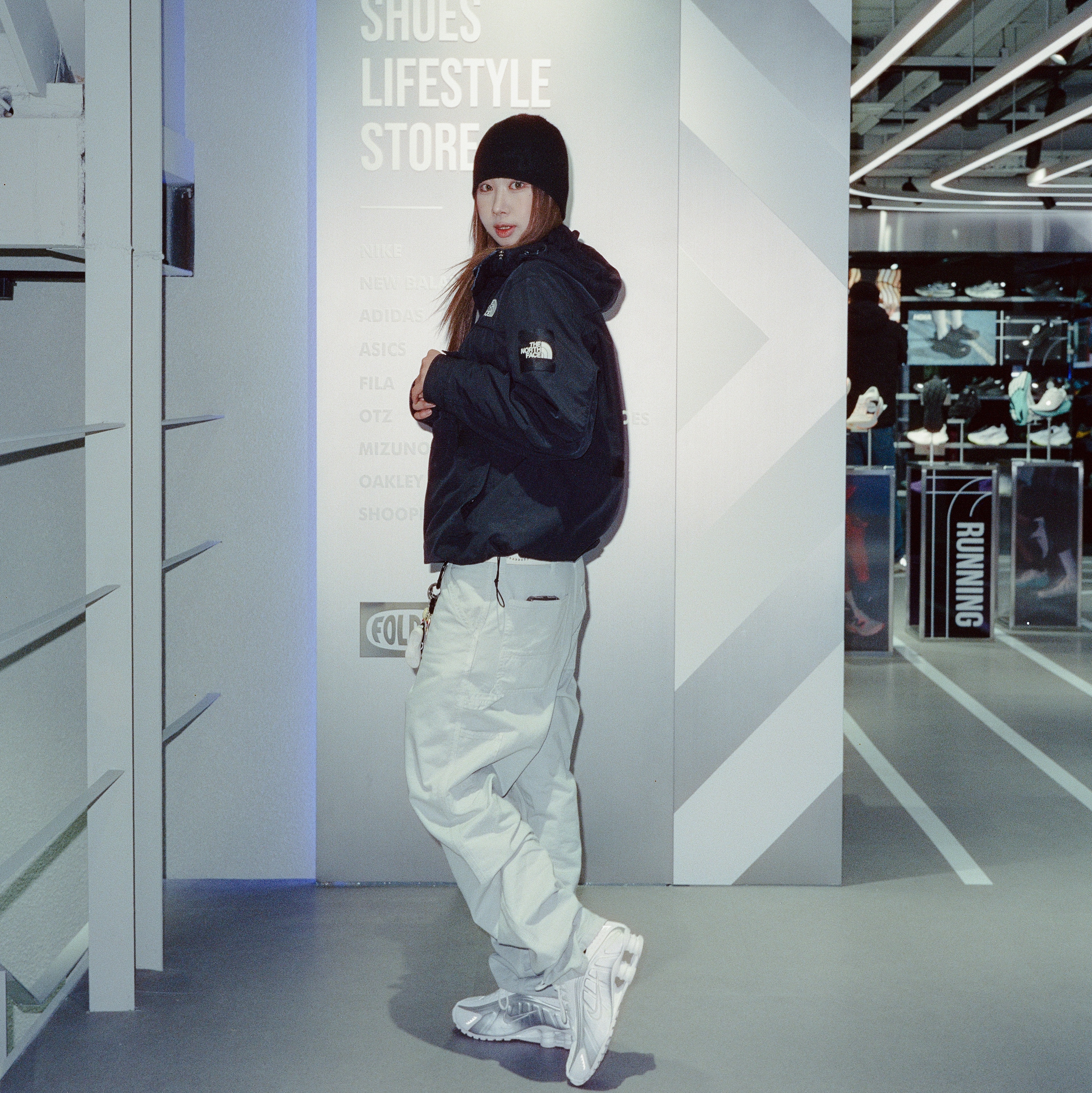 (W) Nike Shox R4 White Metallic Silver, Stussy Debossed Stock Logo Beanie Black 착용 스타일 - 1