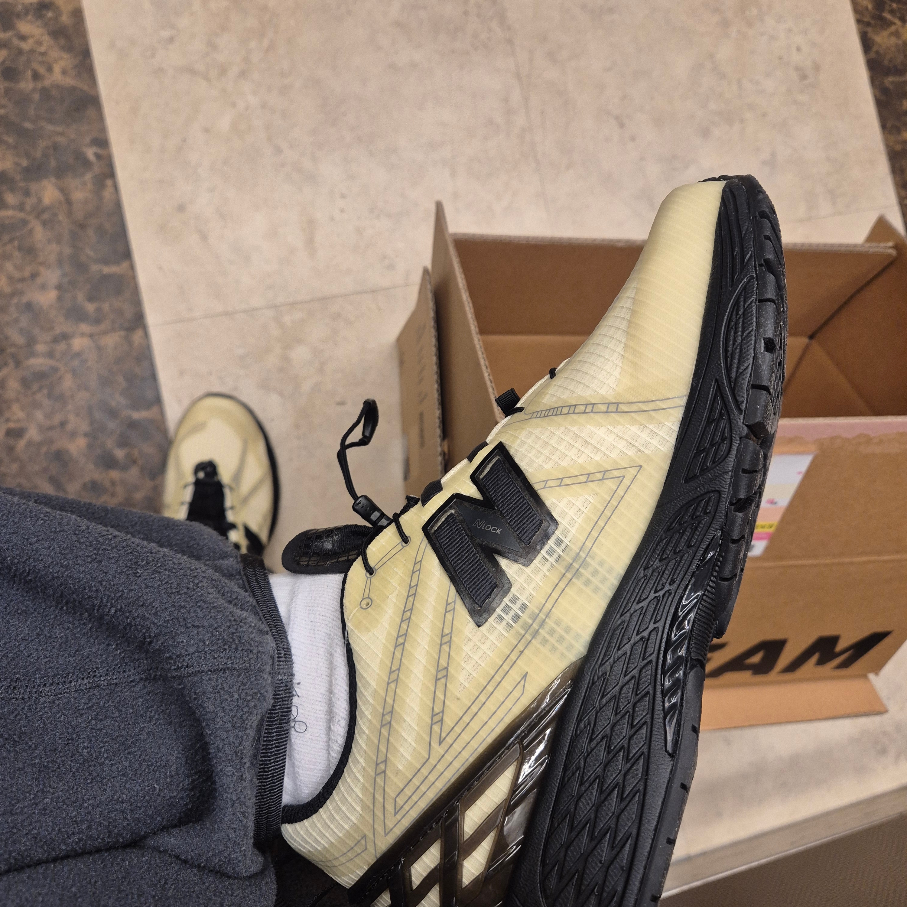 New Balance 1906R Pistachio Butter Morel, Nike ACG Polartec Wolf Tree Pants Anthracite Black - Asia 착용 스타일 - 1