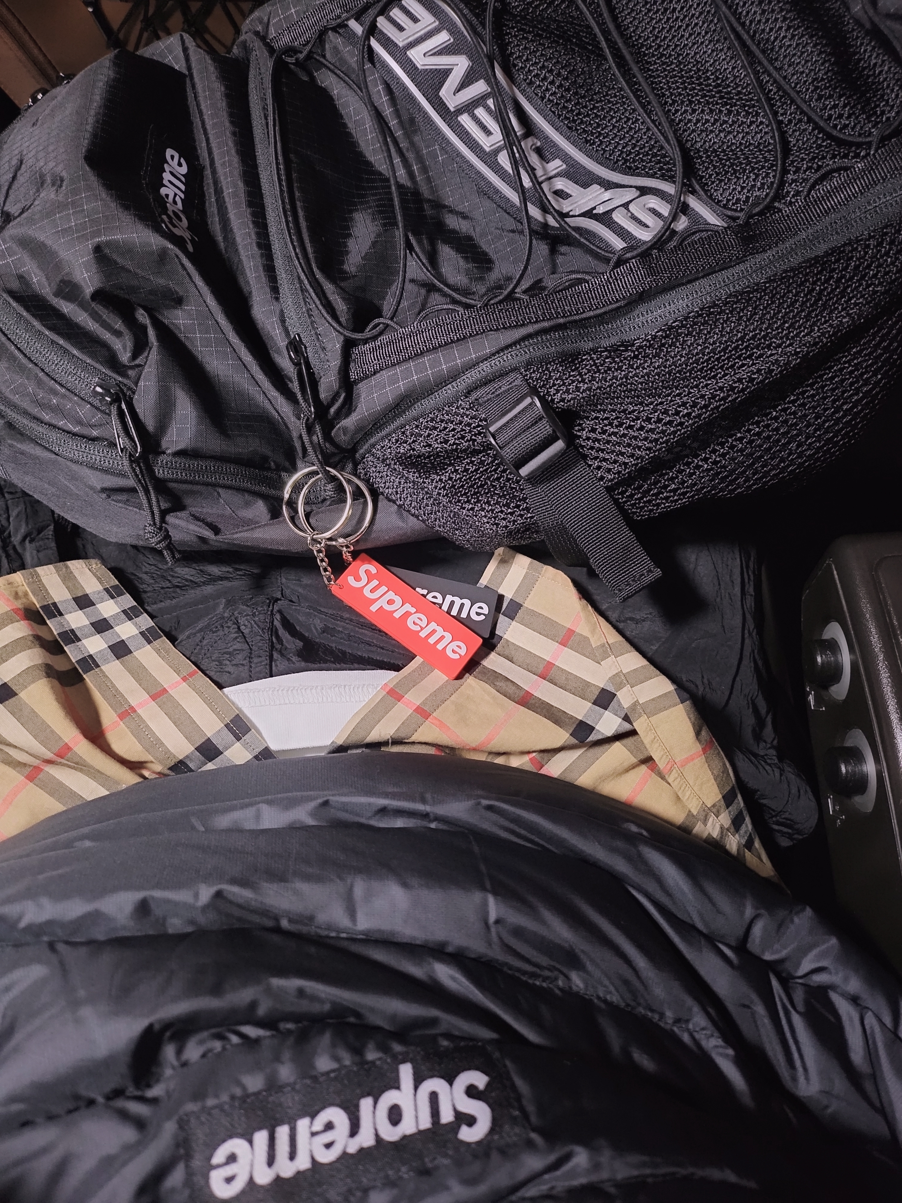 Supreme Micro Down Half Zip Hooded Pullover Black - 24FW, Supreme Backpack Black - 23FW 착용 스타일