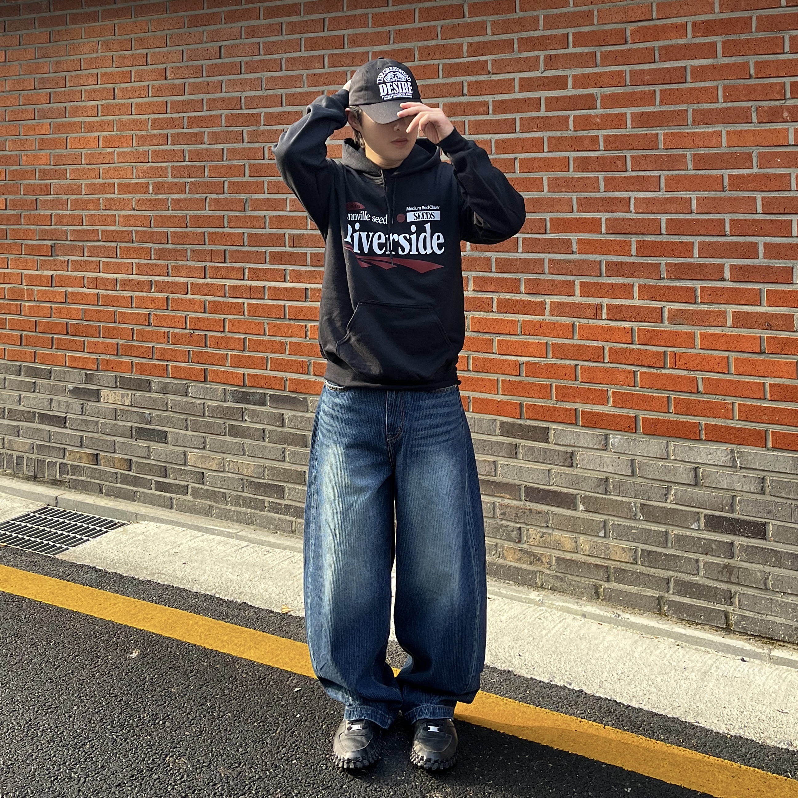 Gildan X EMEM Riverside Hoodie Black, Nike x Jacquemus J Force 1 Low LX SP Black 착용 스타일 - 1