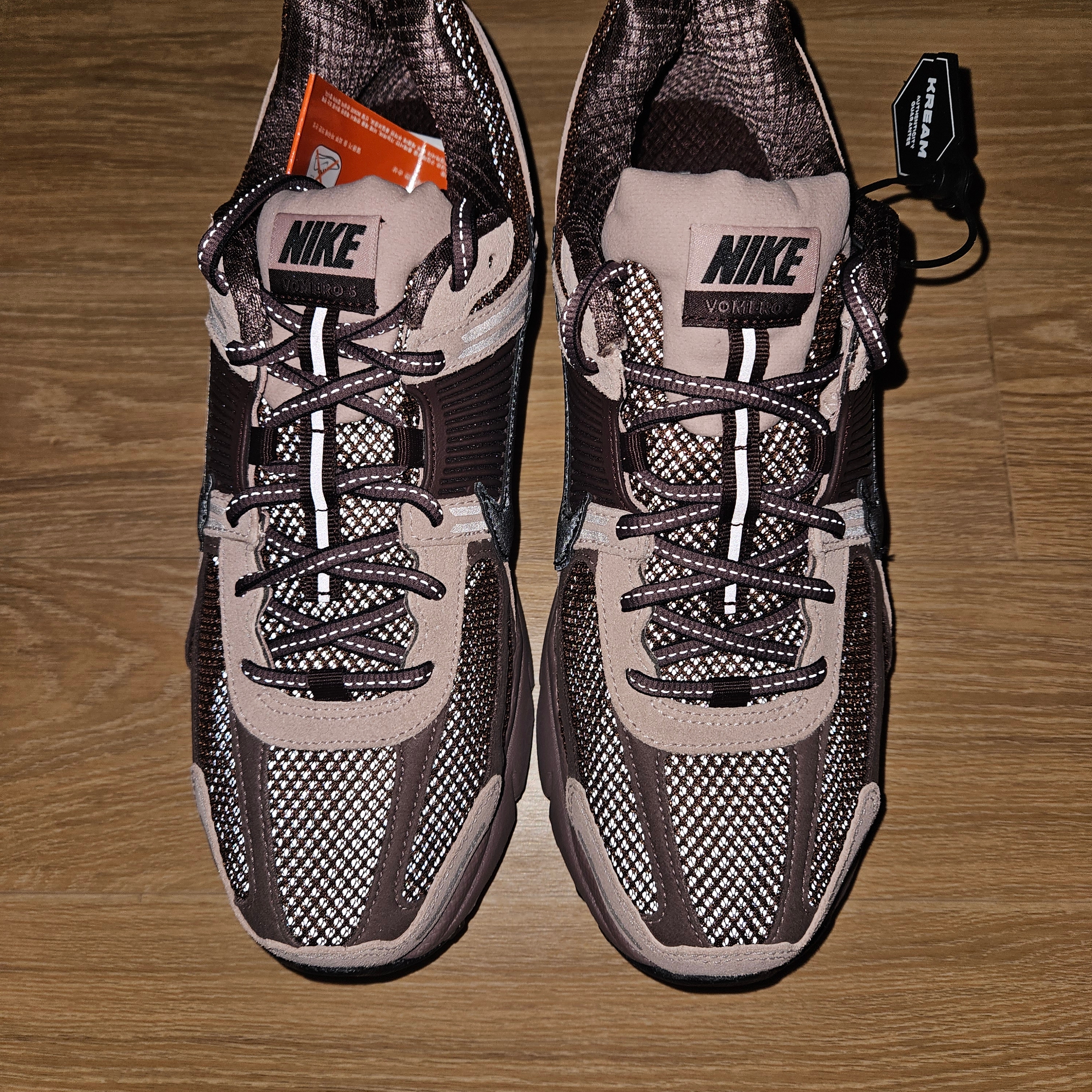 (W) Nike Zoom Vomero 5 Pink Oxford and Plum Eclipse 착용 스타일