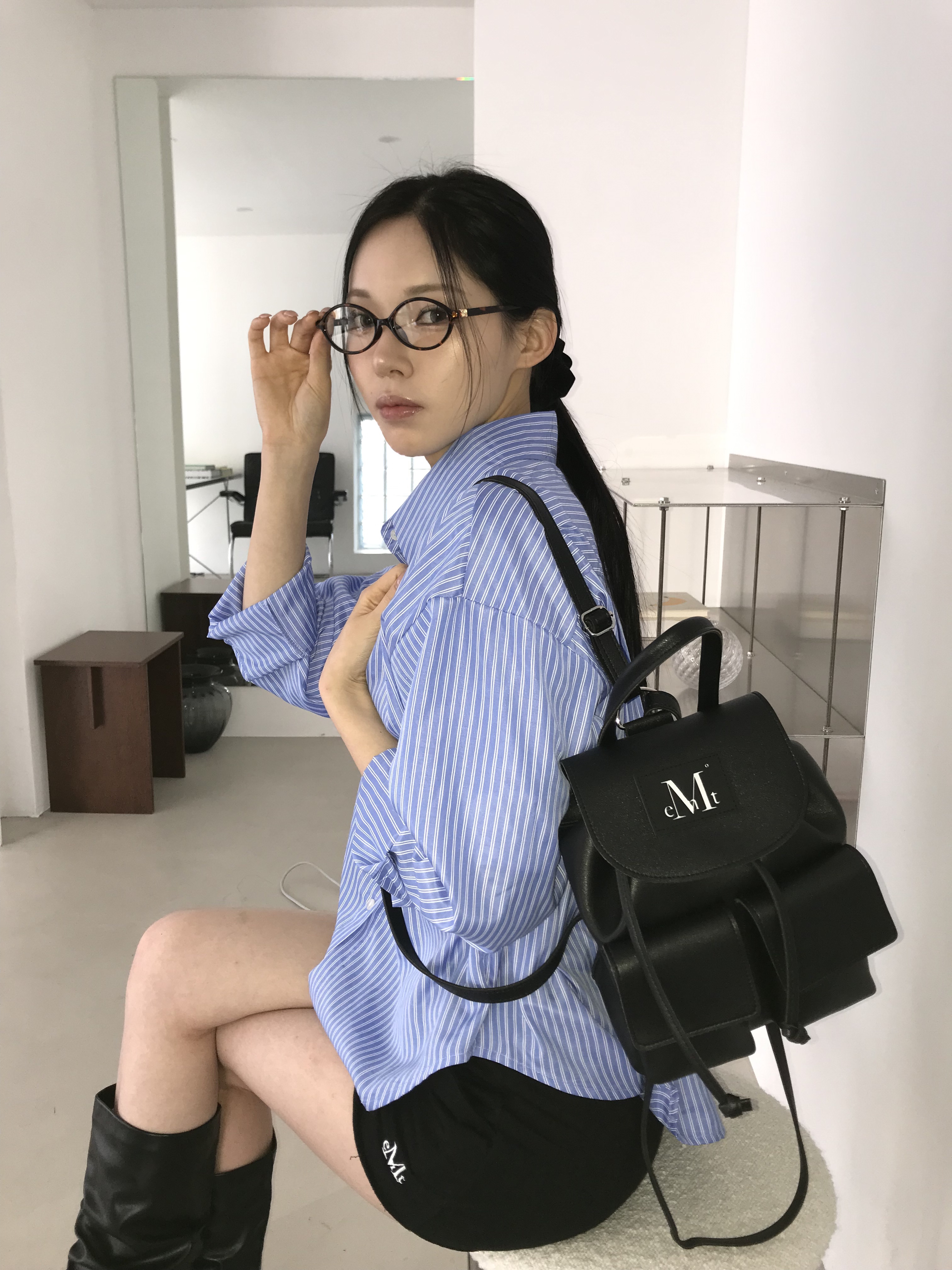 MUCENT Aren Two Pocket Leather Mini Backpack Black, MUCENT Bona Signature Stripe Shirts Blue 착용 스타일 - 3