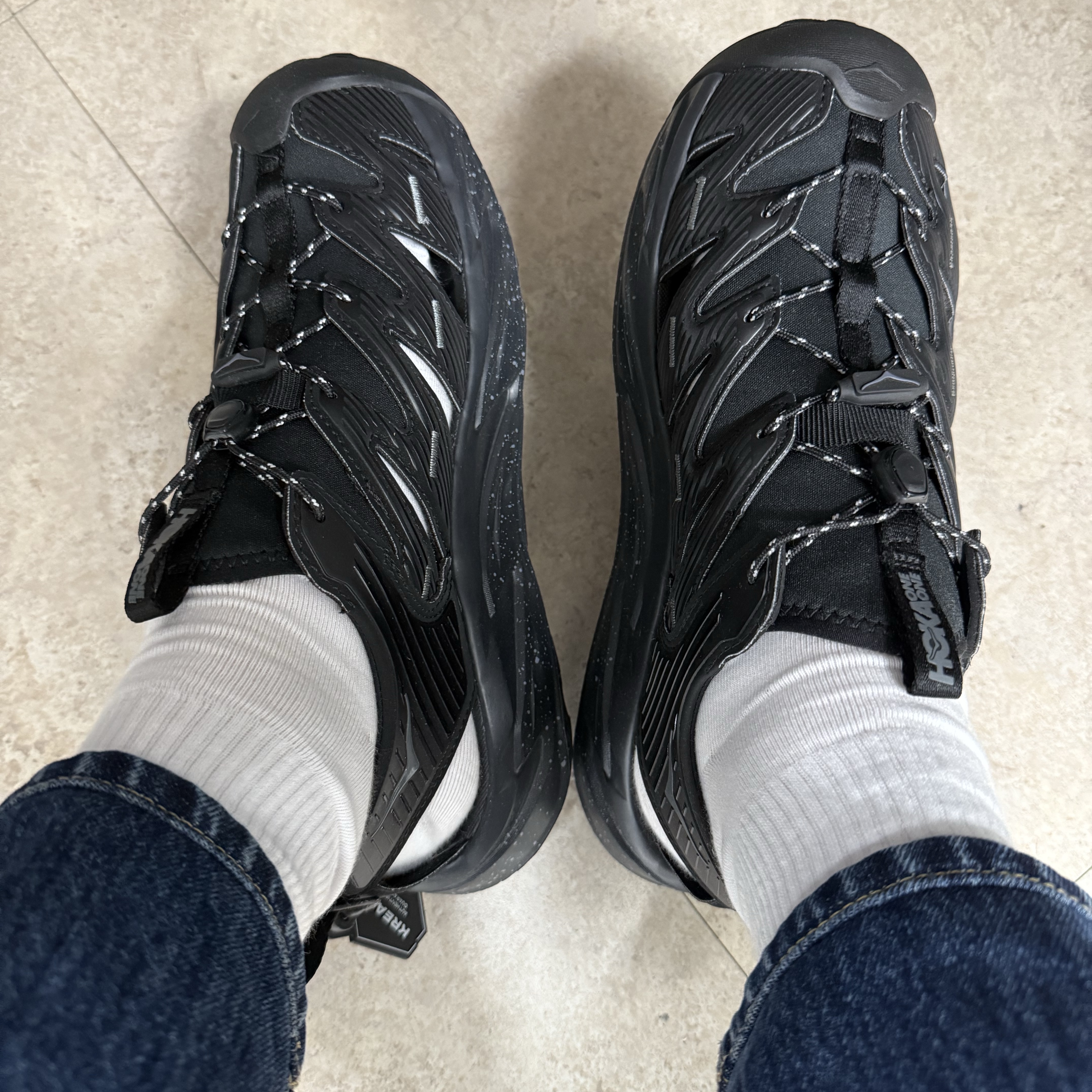 Hoka Hopara Black Castle Rock 착용 스타일