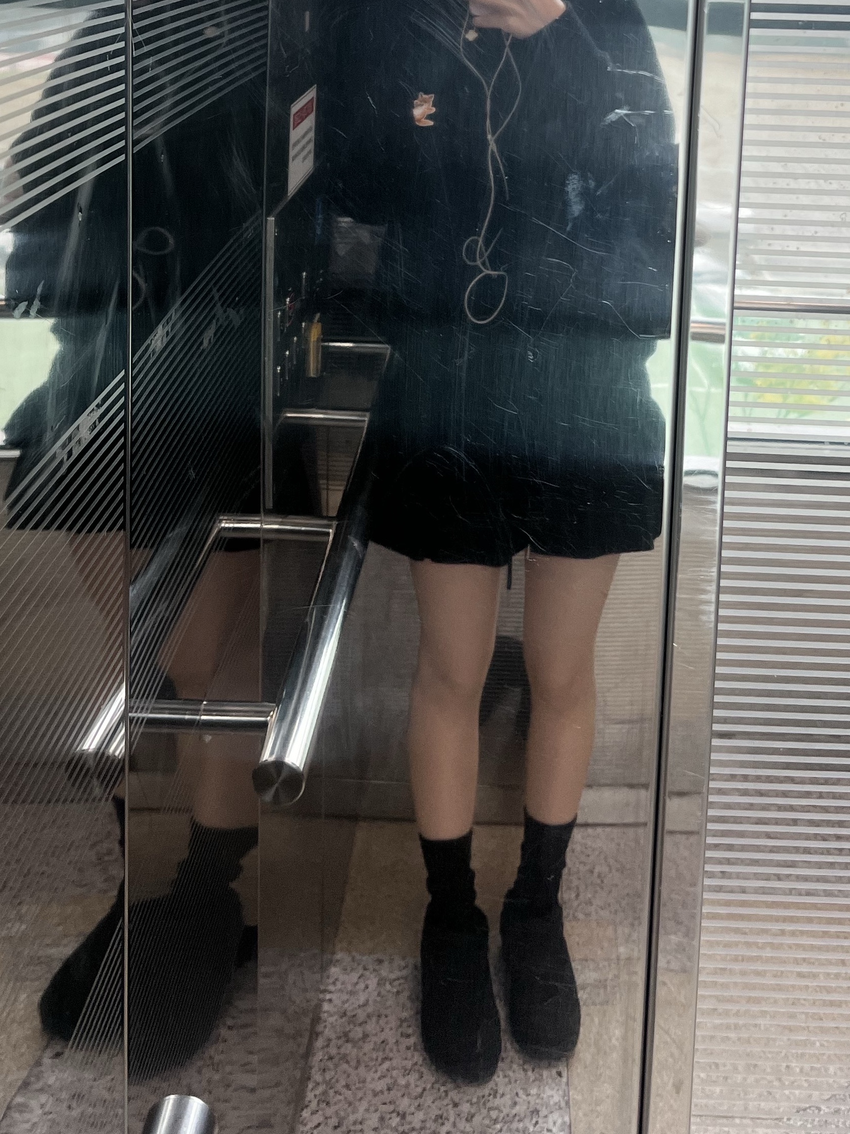(W) UGG Classic Ultra Mini Boots Black, Maison Kitsune Fox Head Patch Classic Sweatshirt Black 착용 스타일 - 2