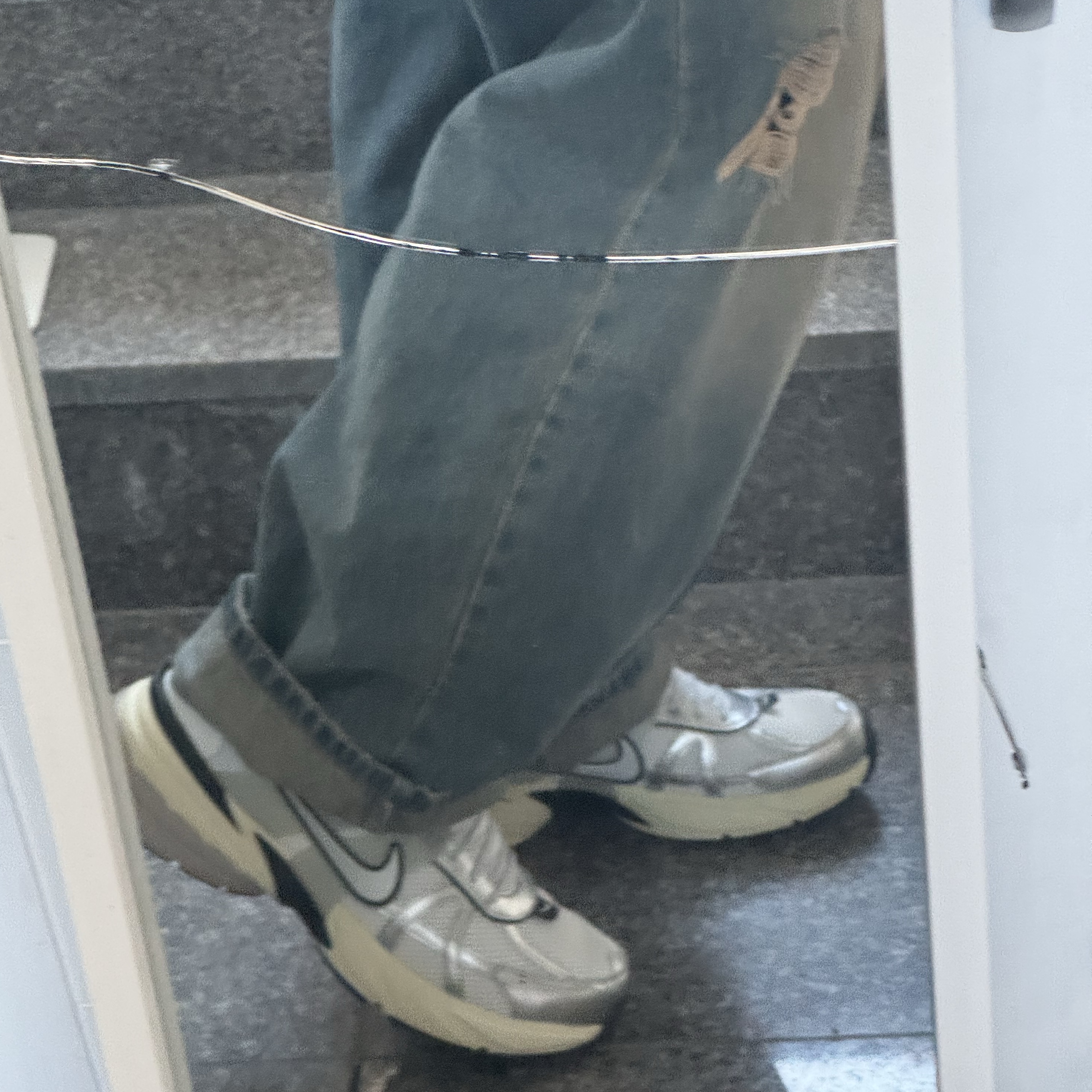 Nike V2K Run Pure Platinum Light Iron Ore 착용 스타일 - 1