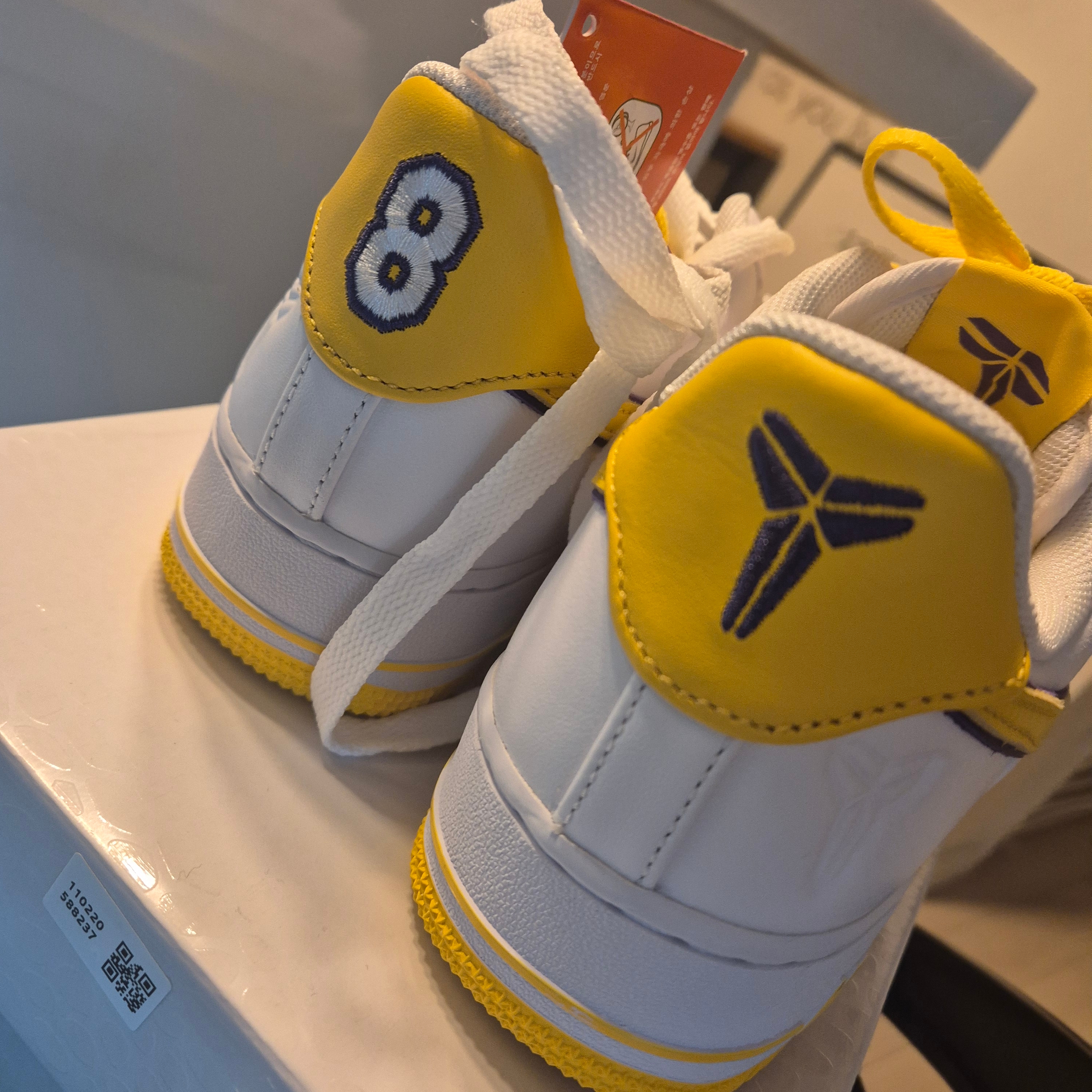 Nike x Kobe Bryant Air Force 1 Low Retro QS Varsity Maize and Varsity Purple 착용 스타일 - 2