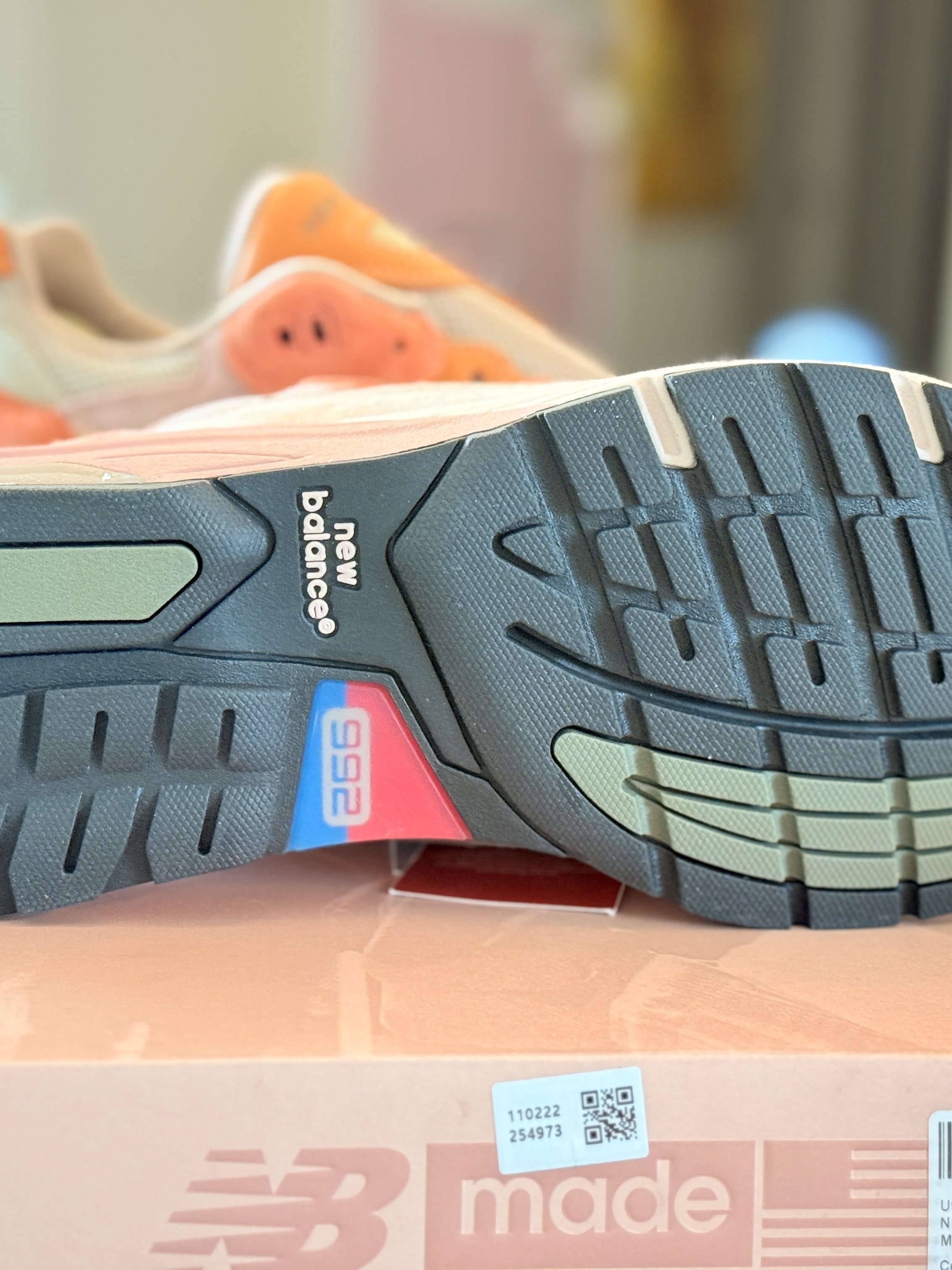 New Balance x Joe Freshgoods 992 Made in USA Aged Well, Adidas Yeezy Slide Onyx 착용 스타일 - 5