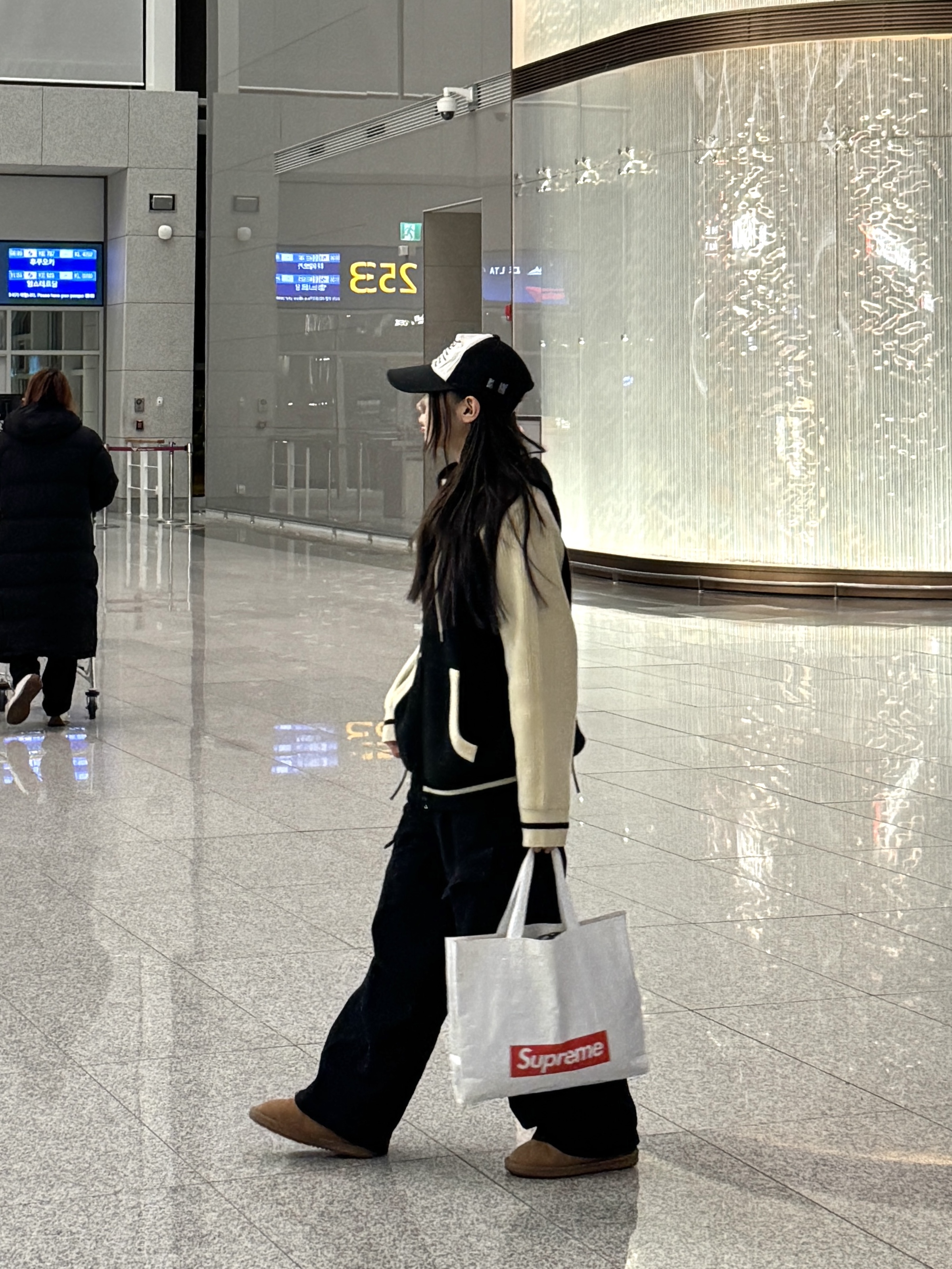 Aeae Web Logo Mesh Cap Black, (W) UGG Classic Short II Boots Chestnut 착용 스타일 - 4