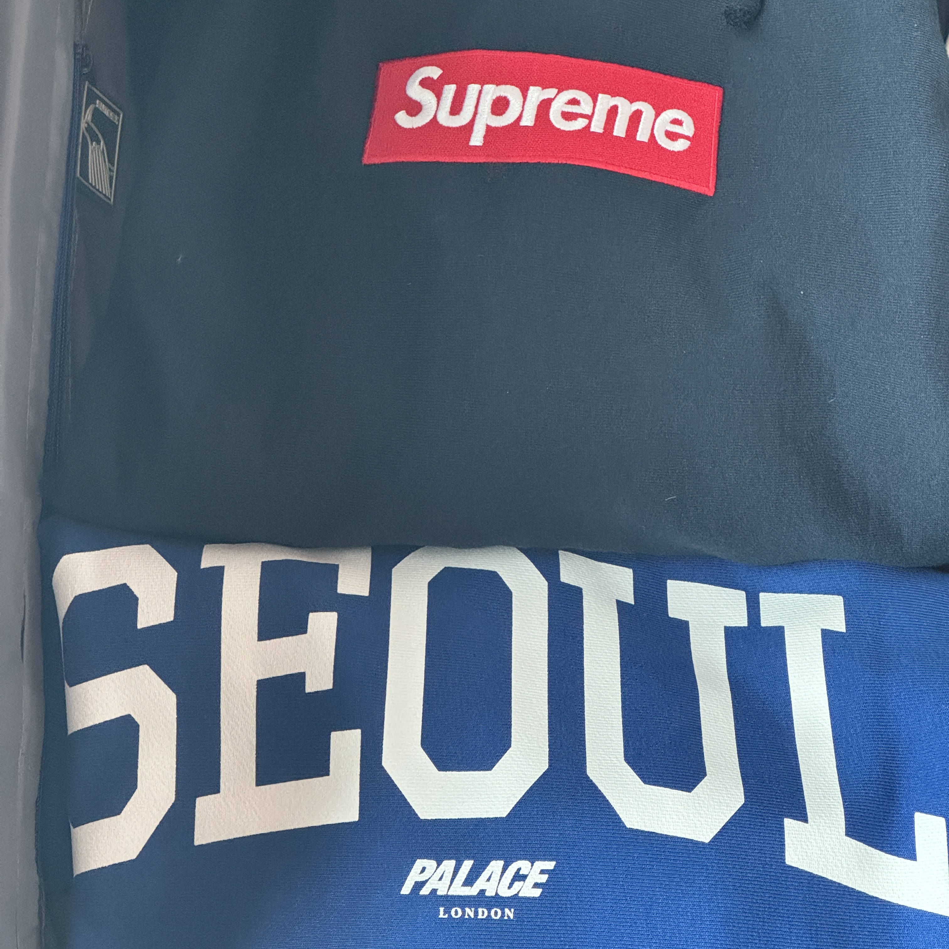 슈프림 박스로고 후드 스웨트셔츠 네이비 - 24FW, 팔라스 x 챔피온 샵 후드 서울 블루 - 24FW 착용 스타일
