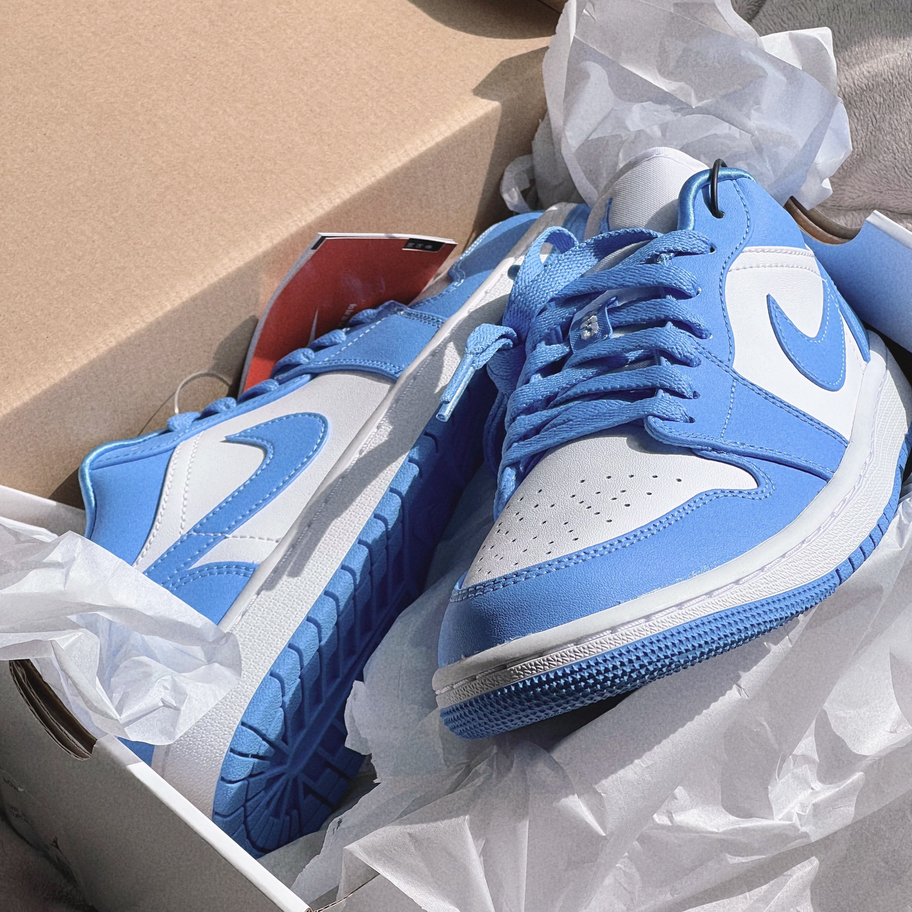 (W) Jordan 1 Low UNC University Blue 착용 스타일 - 2