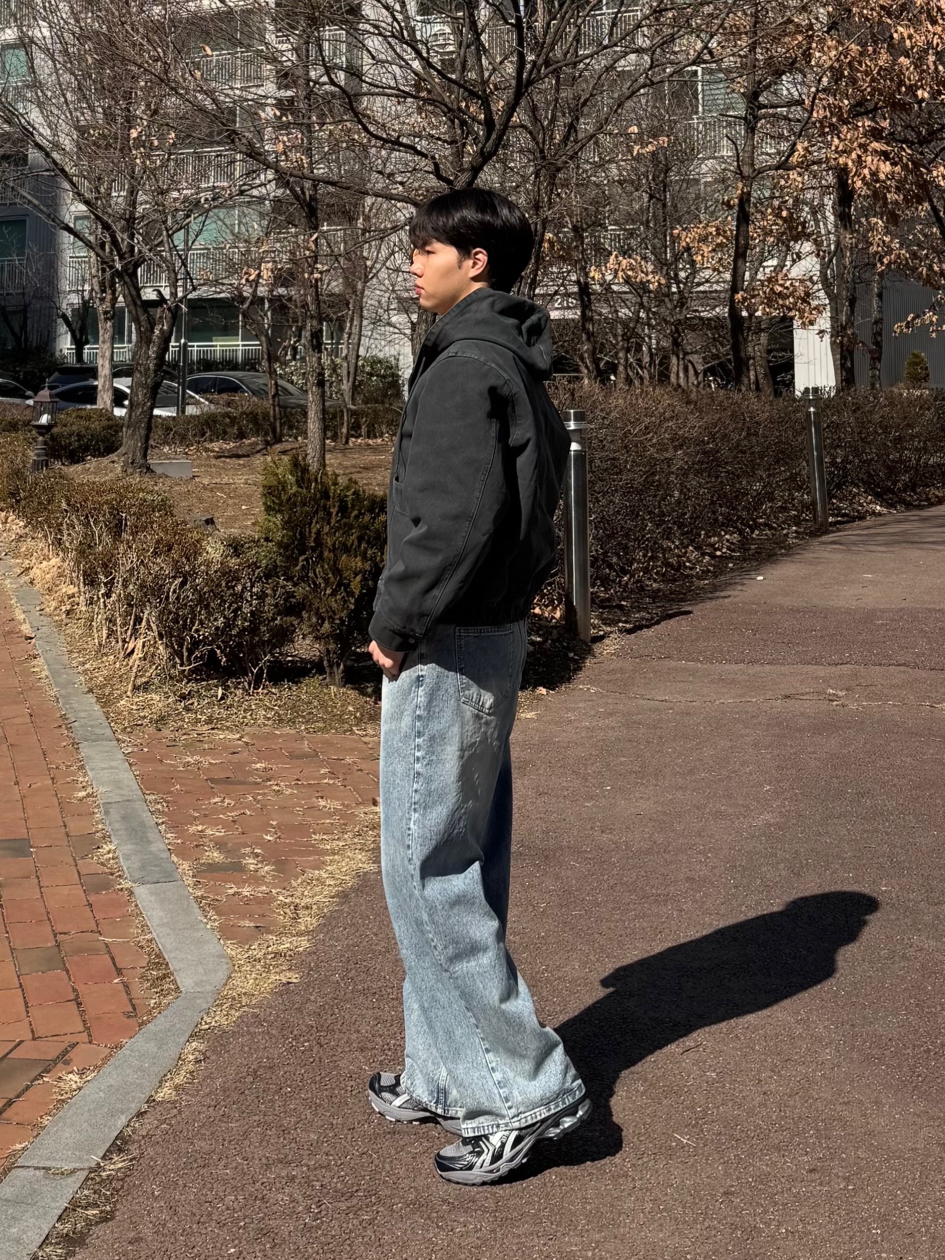 아식스 x 더뮤지엄비지터 젤 카야노 14 클레이 그레이 글레이셔 그레이 착용 스타일 - 4