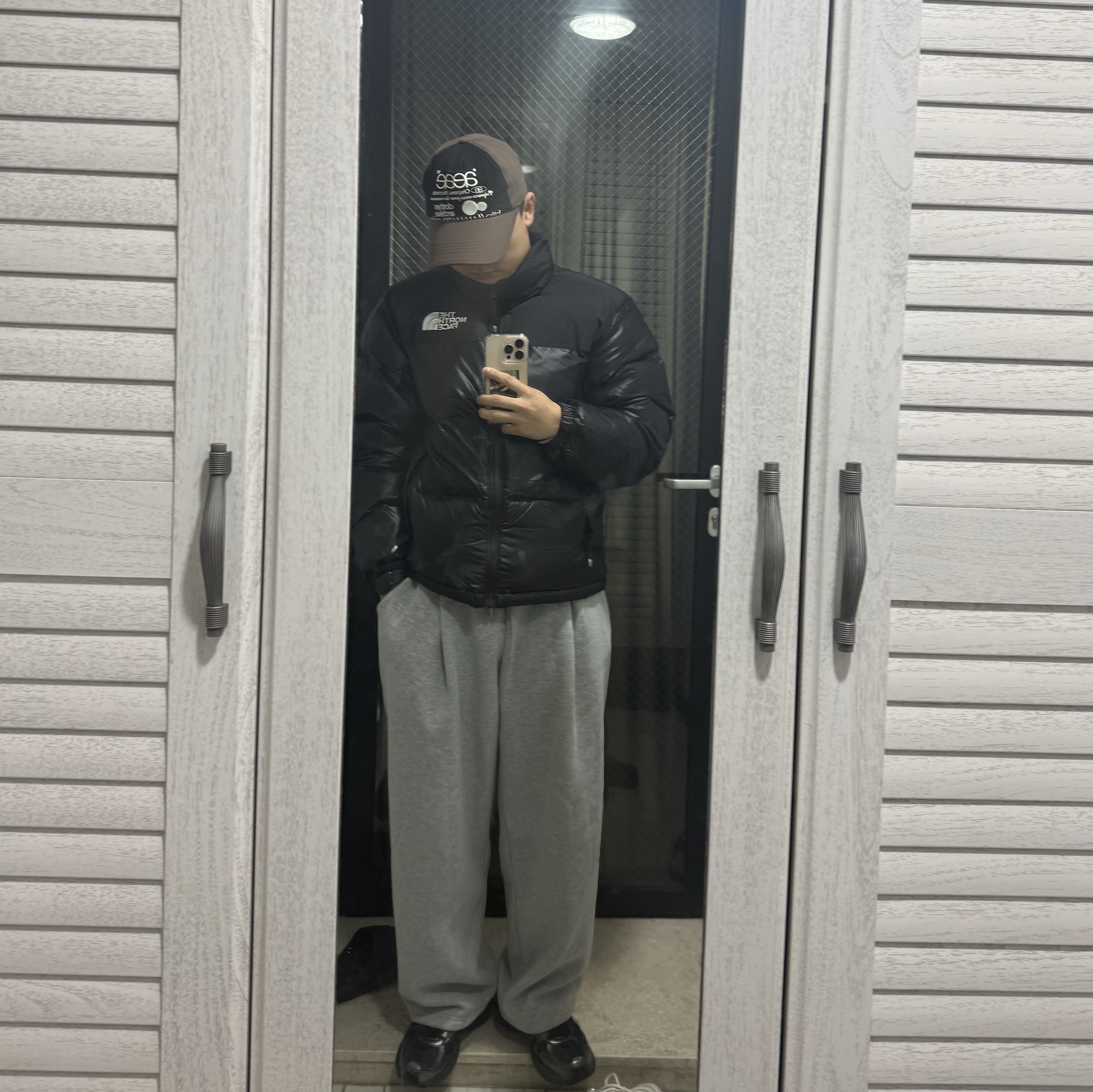 The North Face On Ball Jacket Black, Aeae Web Logo 5 Pannel Ball Cap Dark Brown Black 착용 스타일