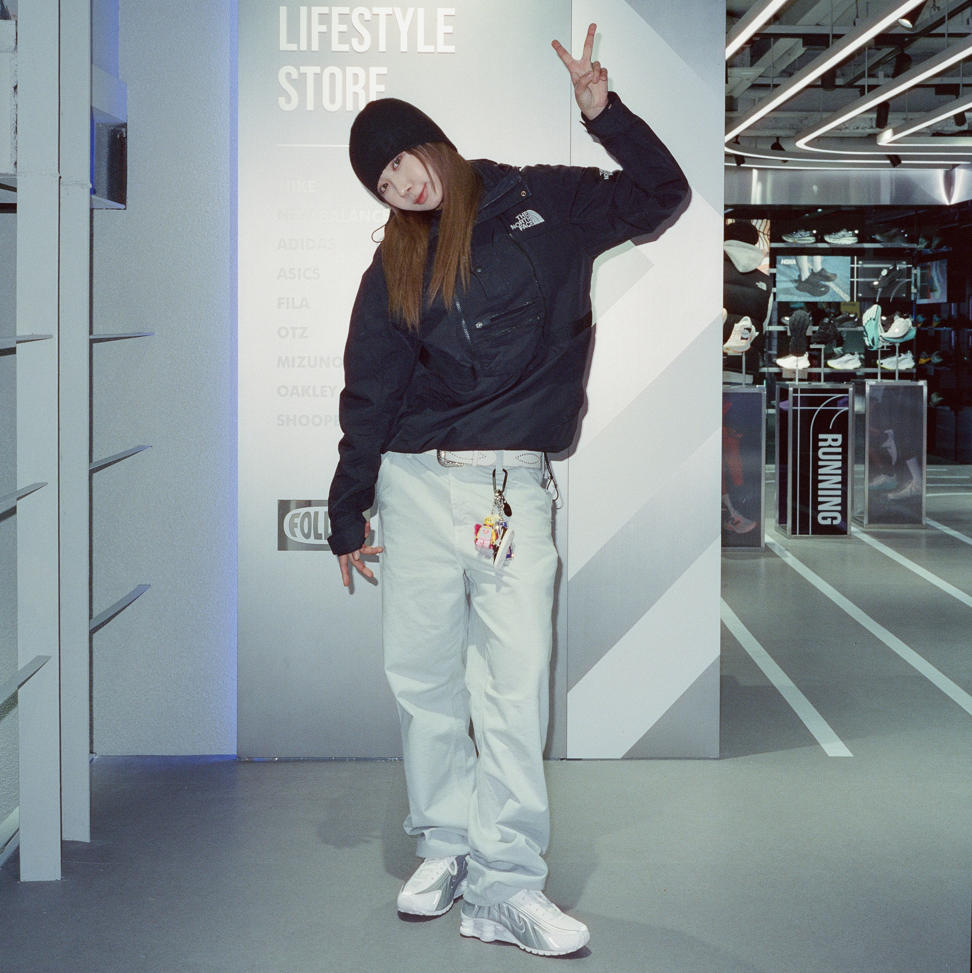(W) Nike Shox R4 White Metallic Silver, Stussy Debossed Stock Logo Beanie Black 착용 스타일 - 2