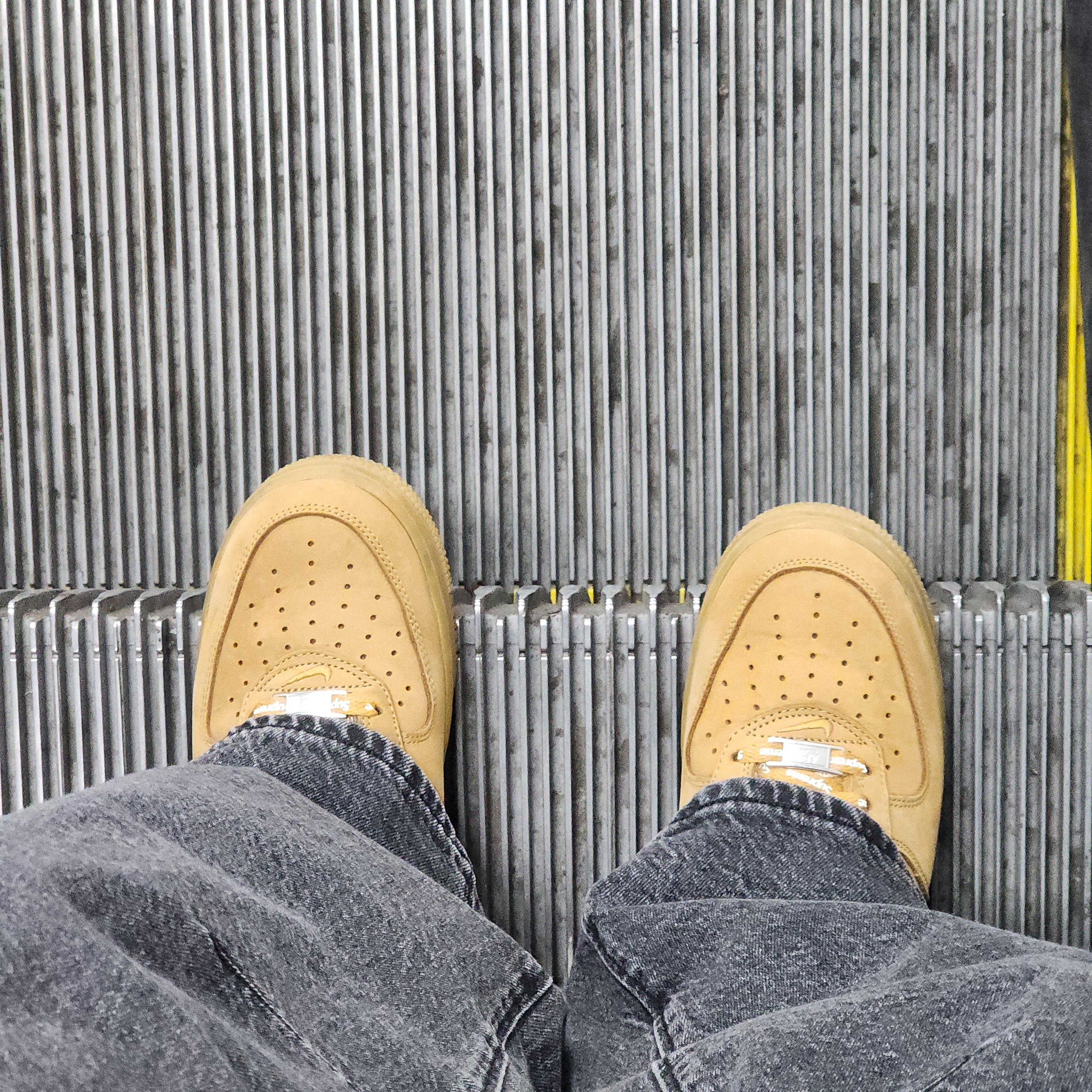 Nike x Supreme Air Force 1 Low Flax 착용 스타일