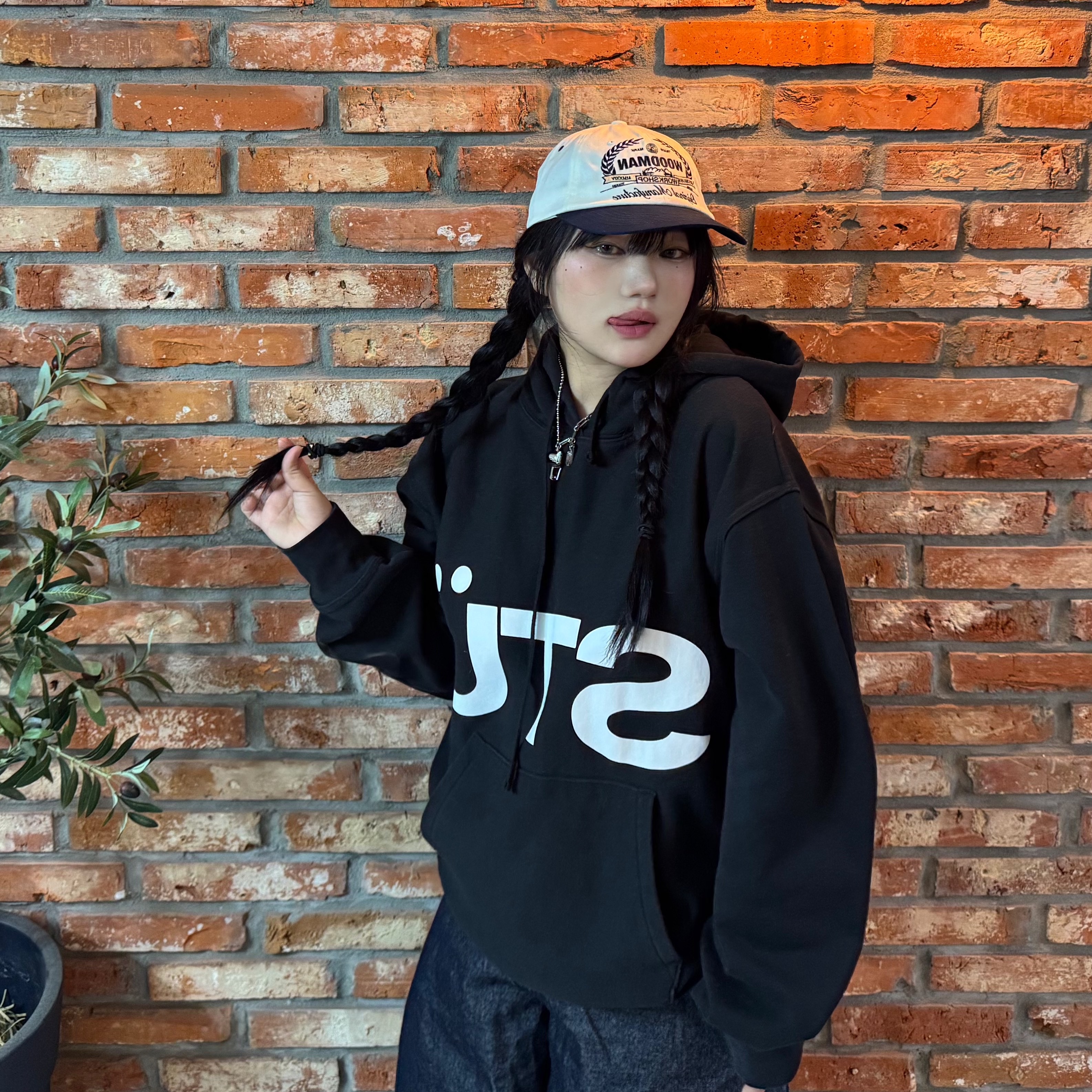 Stussy All Caps Hoodie Black 착용 스타일 - 1