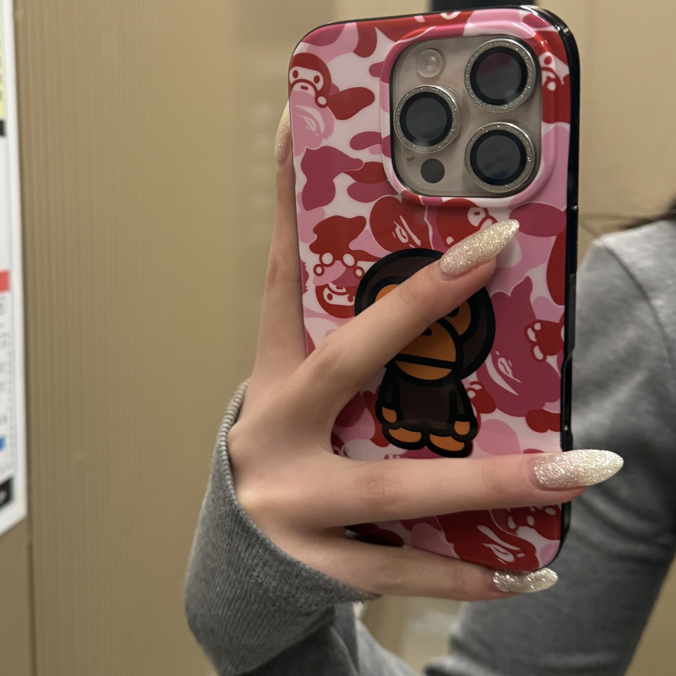 BAPE ABC Milo Camo iPhone 16 Pro Case Pink 착용 스타일