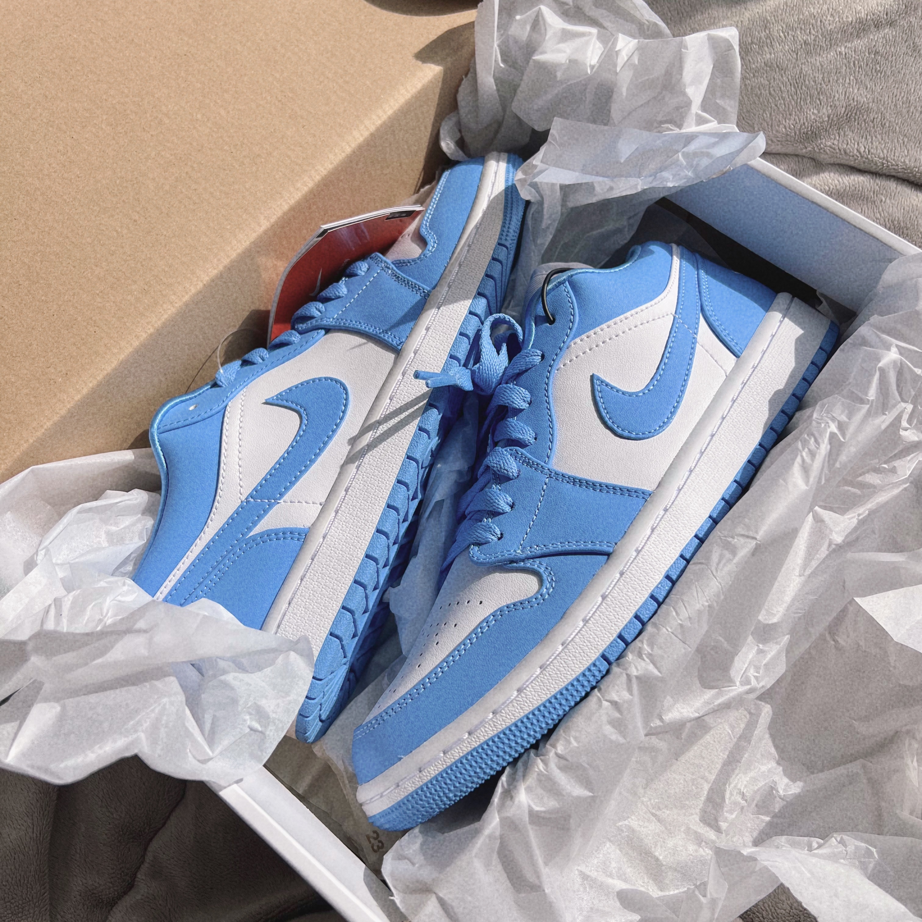 (W) Jordan 1 Low UNC University Blue 착용 스타일 - 3