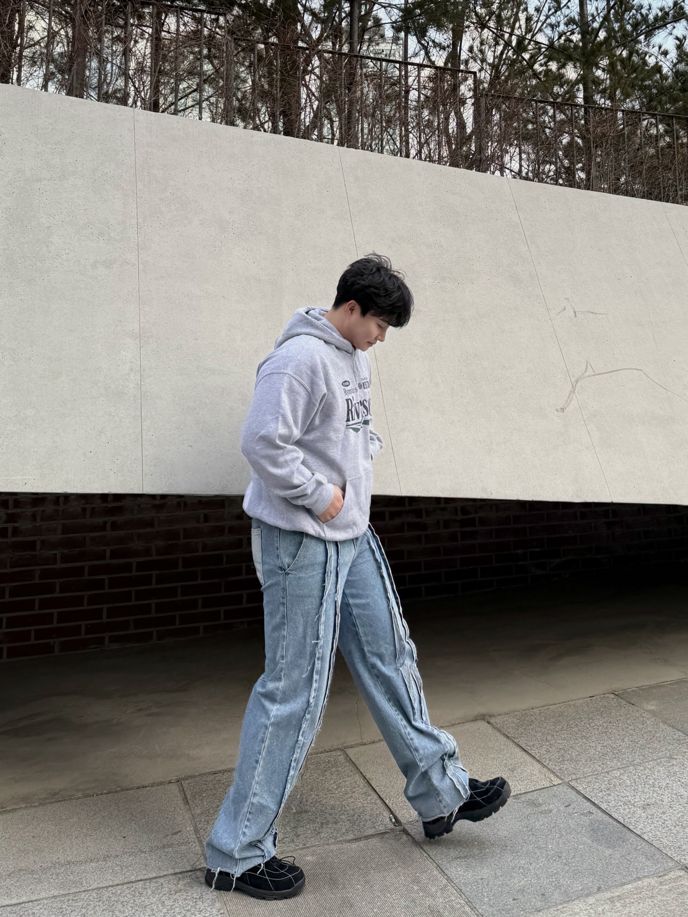 Gildan X EMEM Riverside Hoodie Gray 착용 스타일 - 5