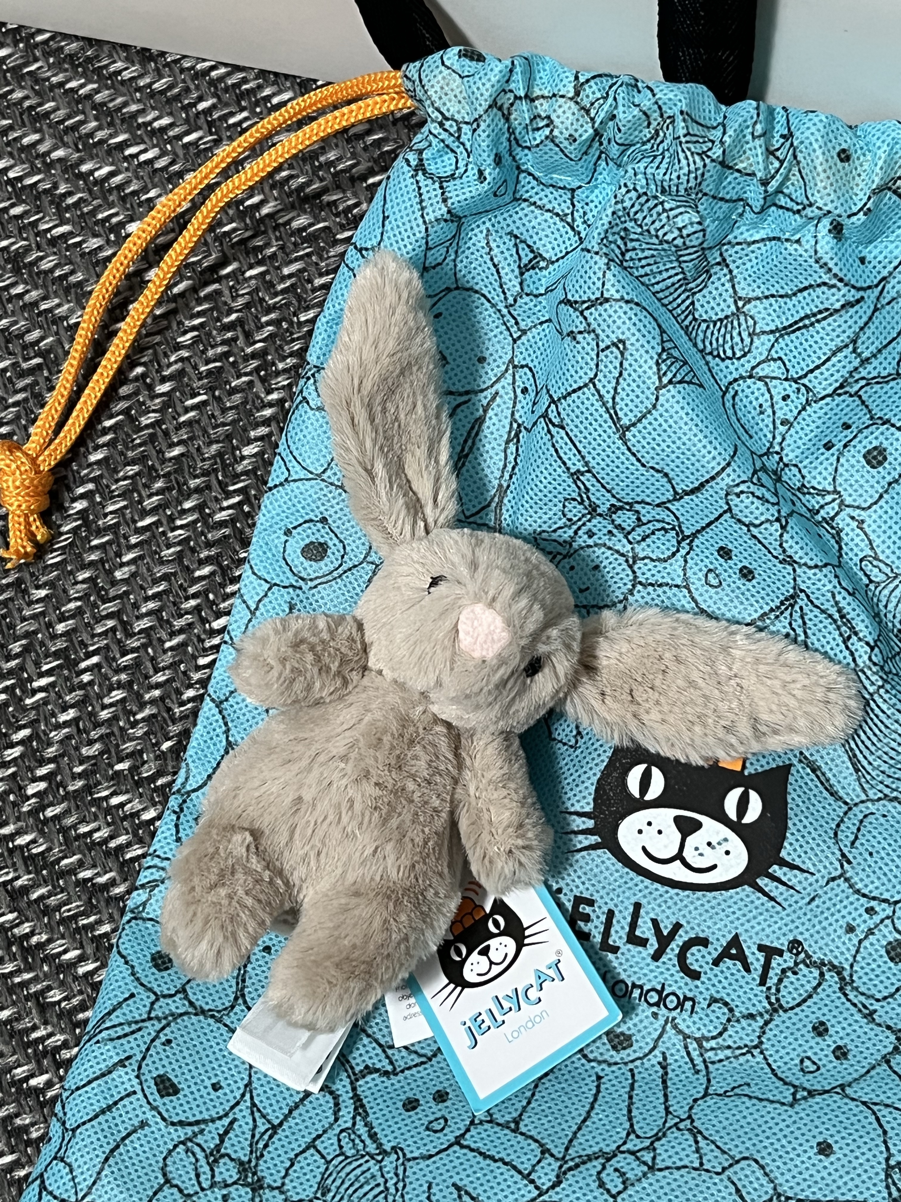 Jellycat Bashful Bunny Bag Charm Beige, Mischief Rhombus Backpack Black 착용 스타일 - 1