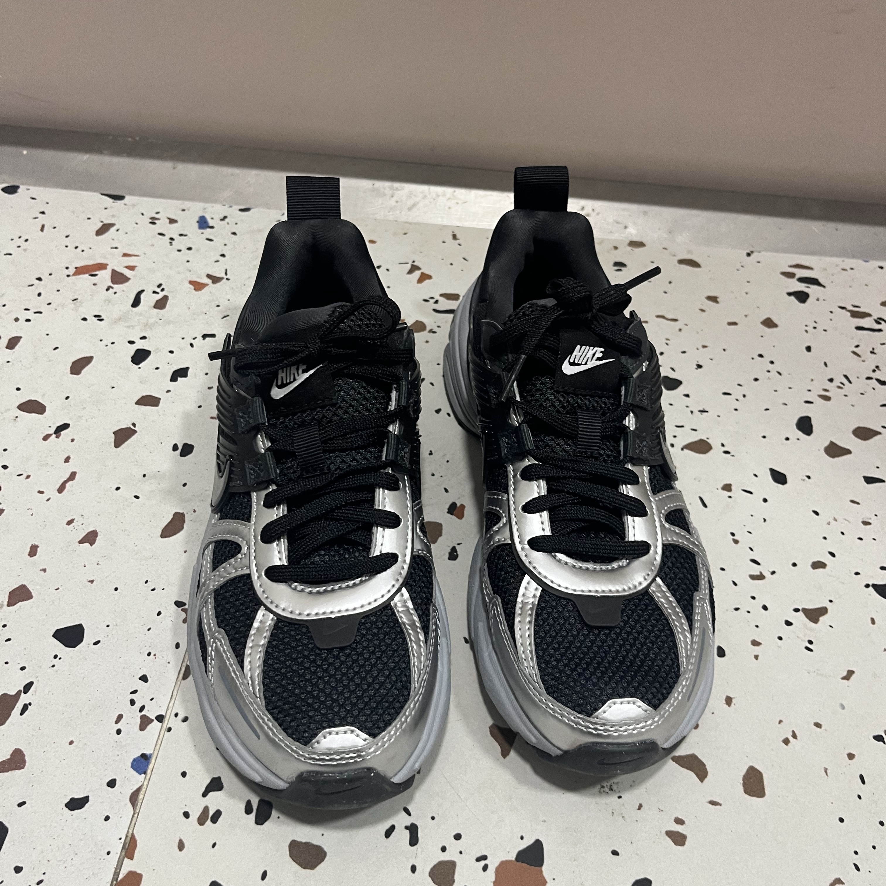 (W) Nike V2K Run Black Dark Smoke Grey 착용 스타일 - 2