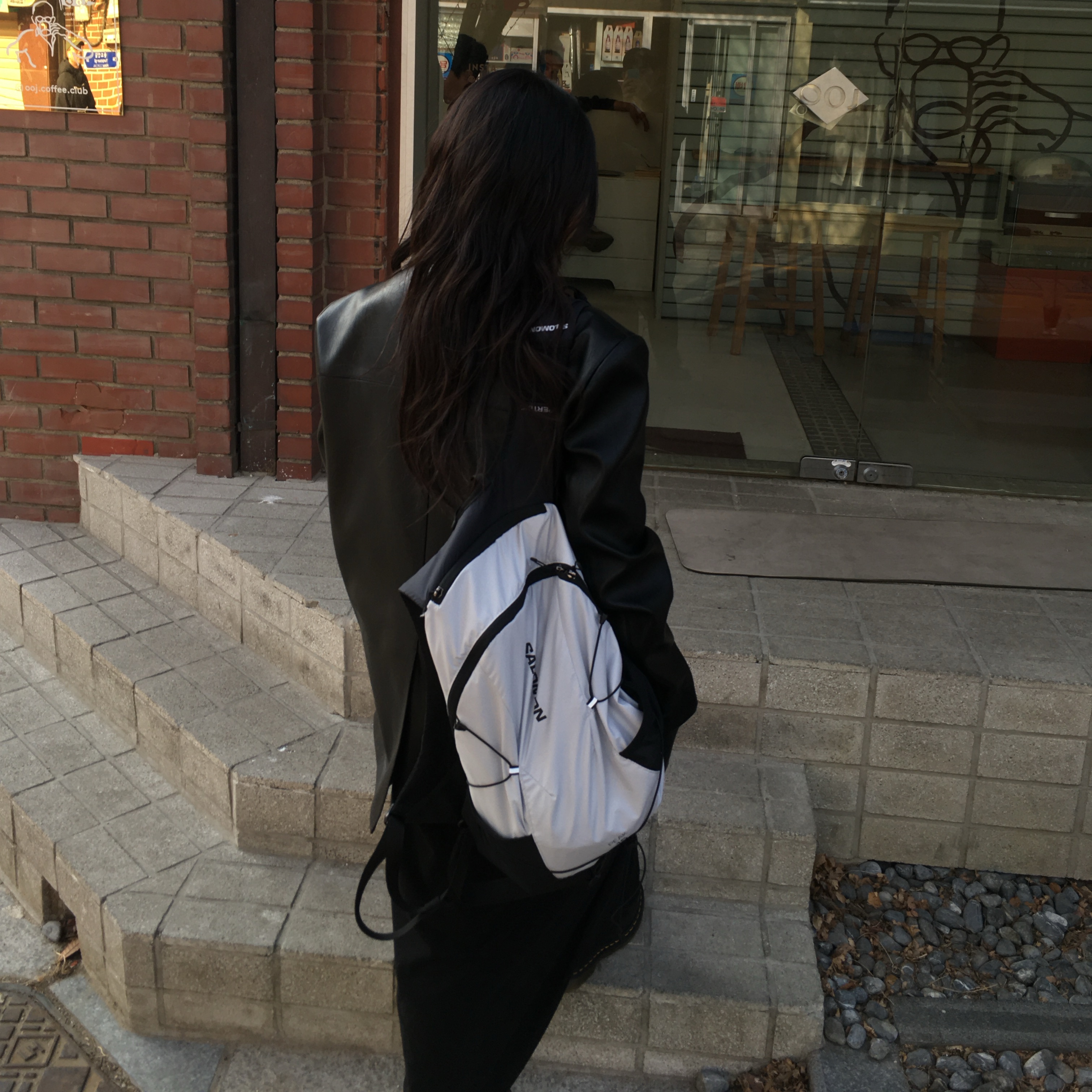 Salomon Peak 15L Backpack Silver, Dr. Martens 1461 Smooth Black 착용 스타일 - 1