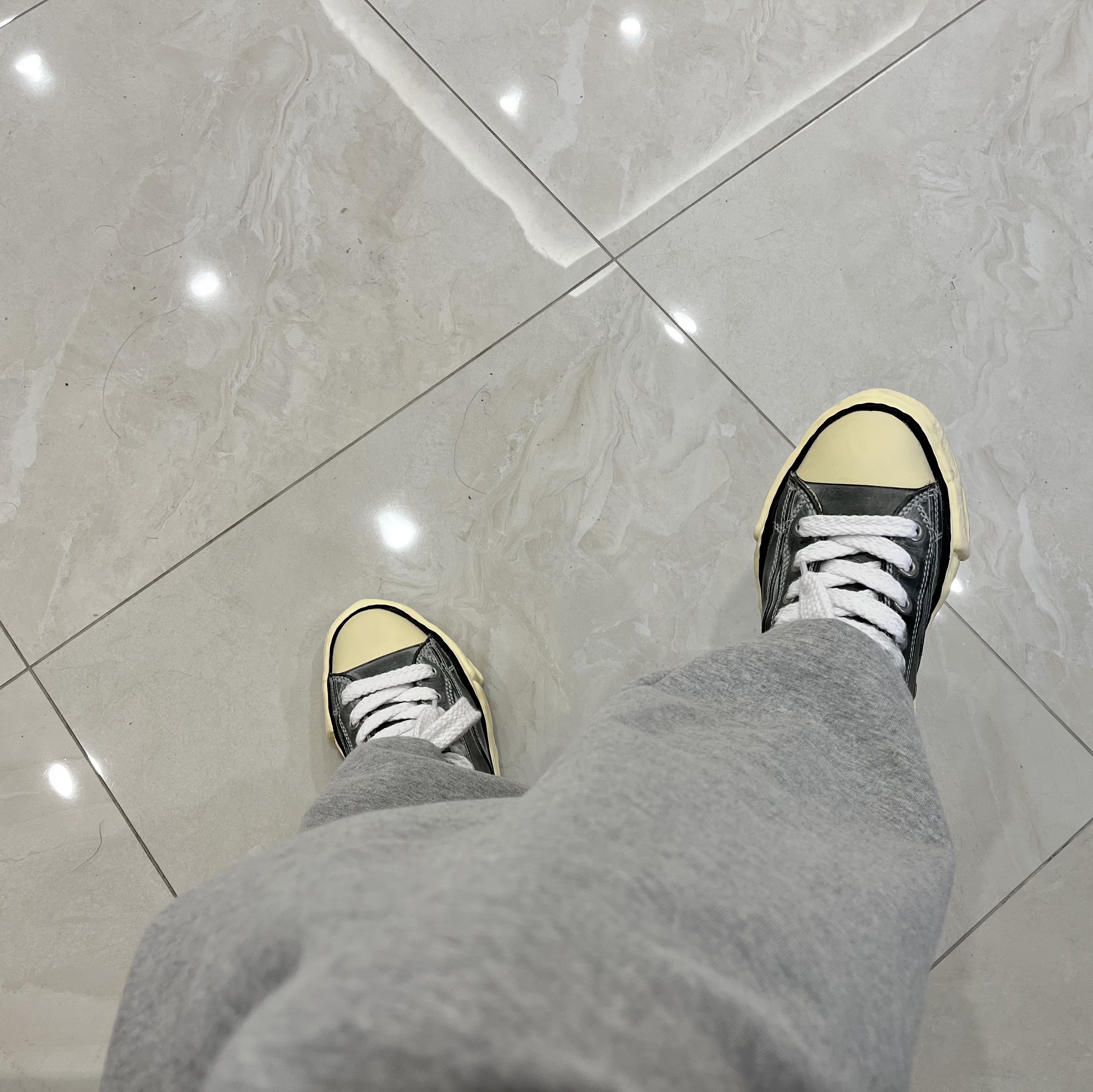 Maison Mihara Yasuhiro Peterson OG Sole Paraffin Leather Low-top Sneakers Black 착용 스타일
