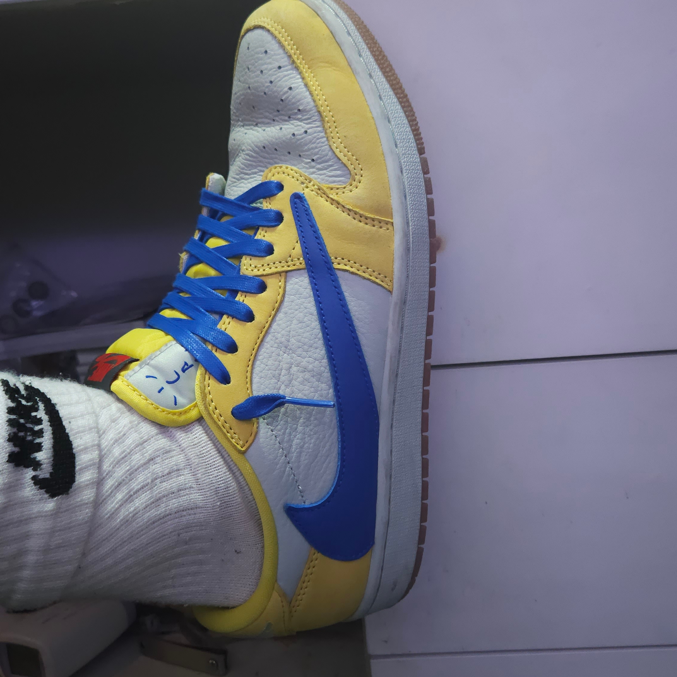 (W) Jordan 1 x Travis Scott Retro Low OG SP Canary 착용 스타일 - 3