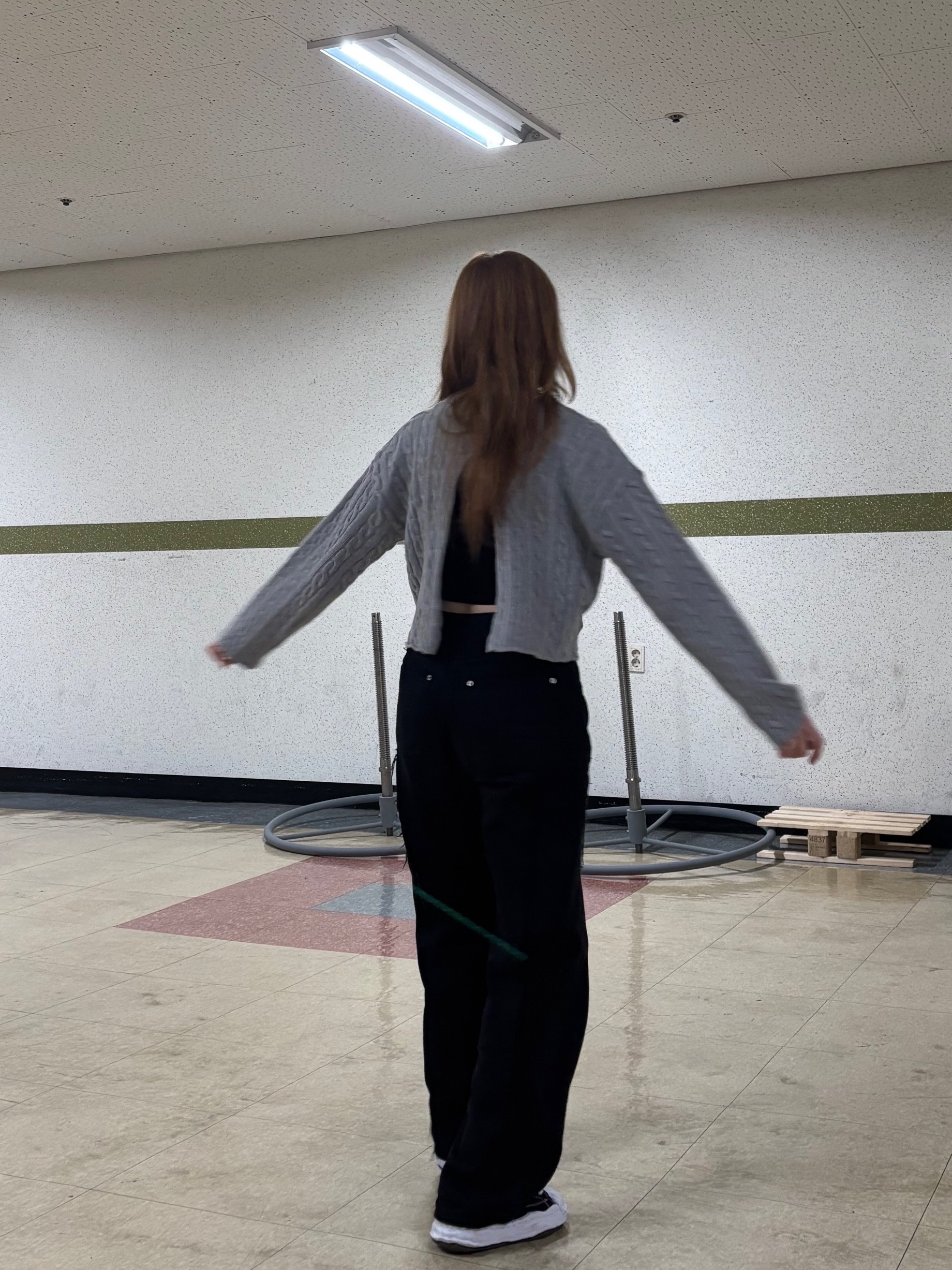 메종 미하라 야스히로 블레이키 OG 솔 캔버스 로우탑 스니커즈 블랙 화이트 착용 스타일 - 4
