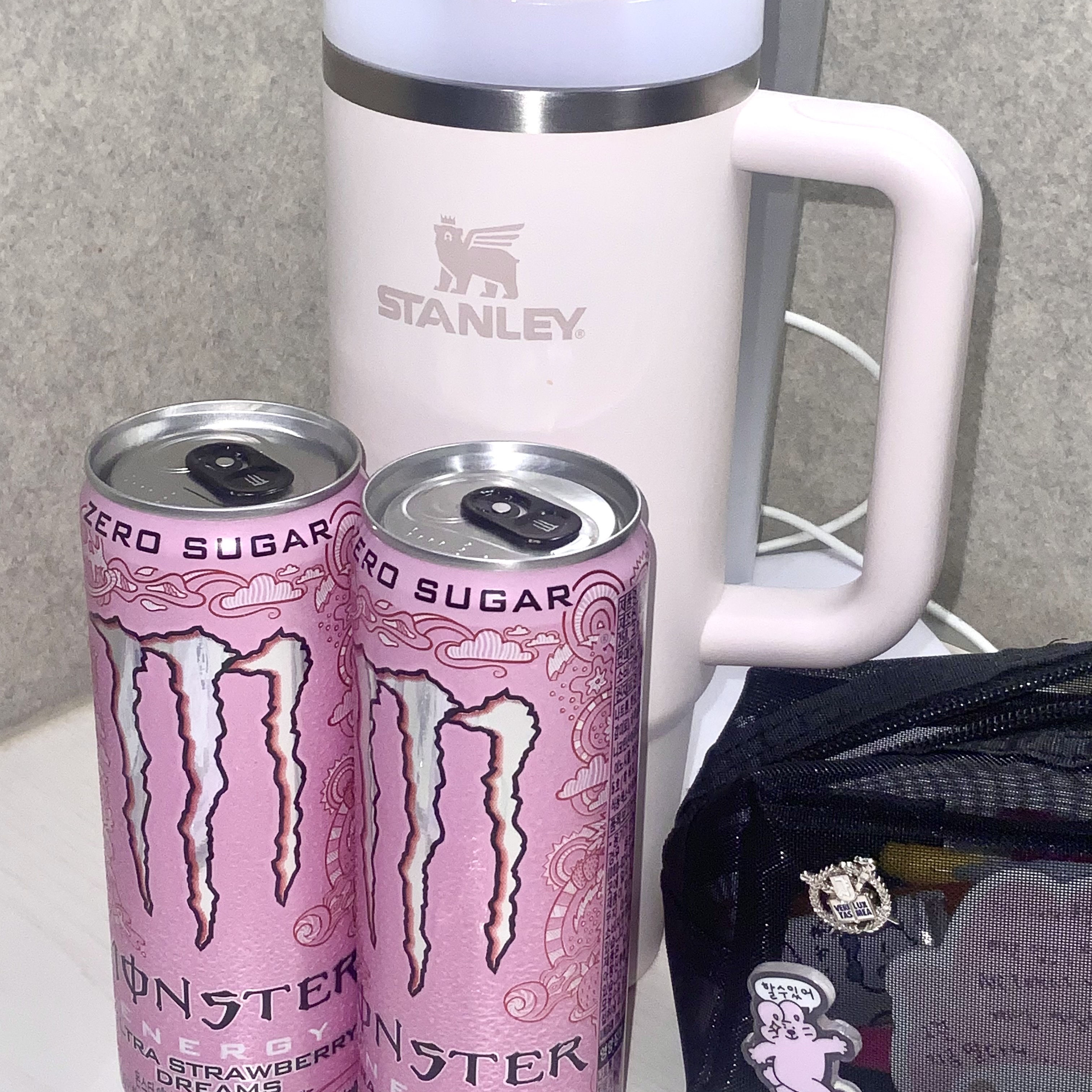 Stanley The Quencher H2.0 Flowstate Tumbler 887ml Rose Quartz 2.0, Stanley The Clean Slate Quencher H2.0 FlowState Tumbler 887ml Bloom 착용 스타일 - 1