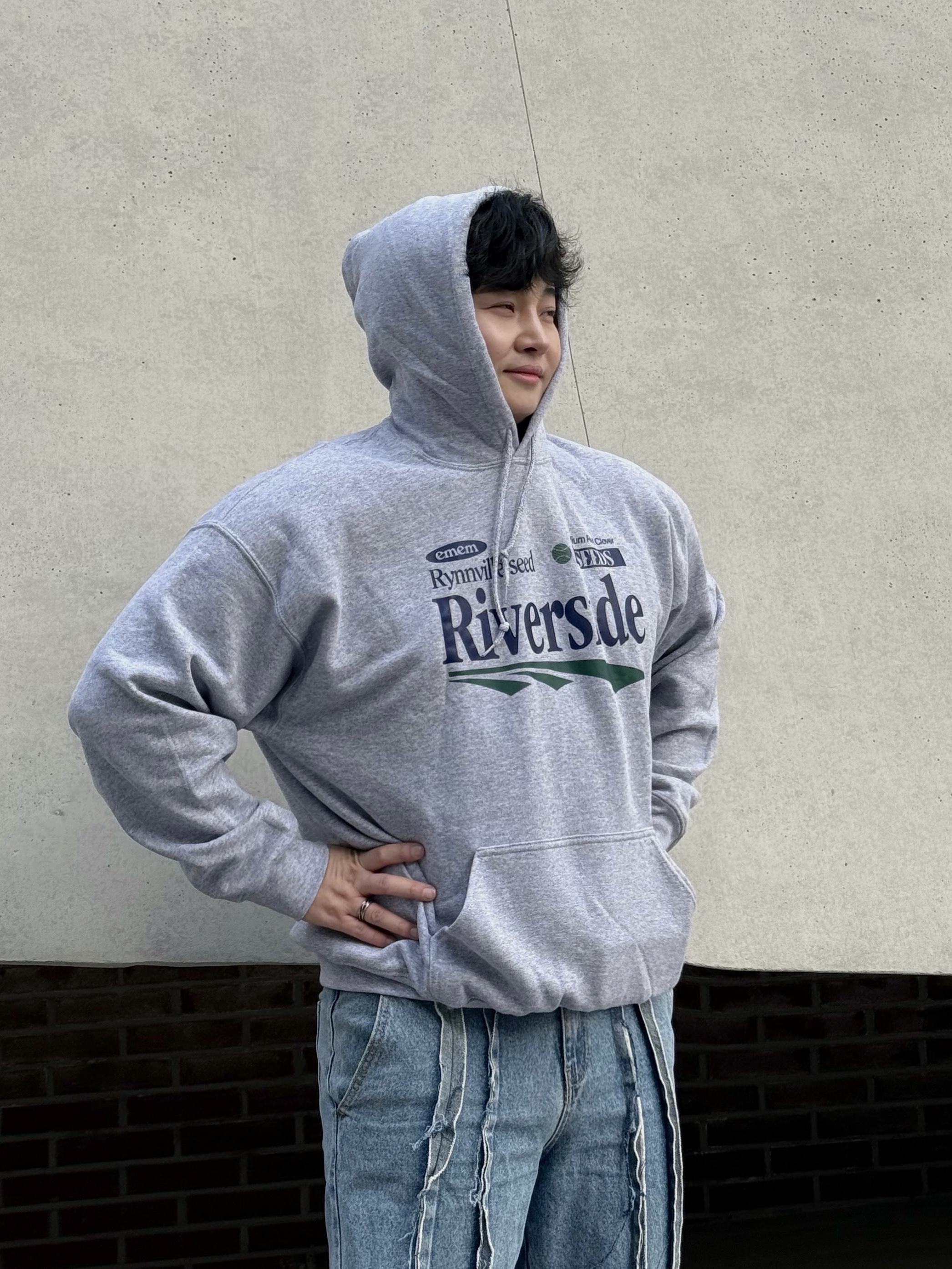 Gildan X EMEM Riverside Hoodie Gray 착용 스타일 - 1