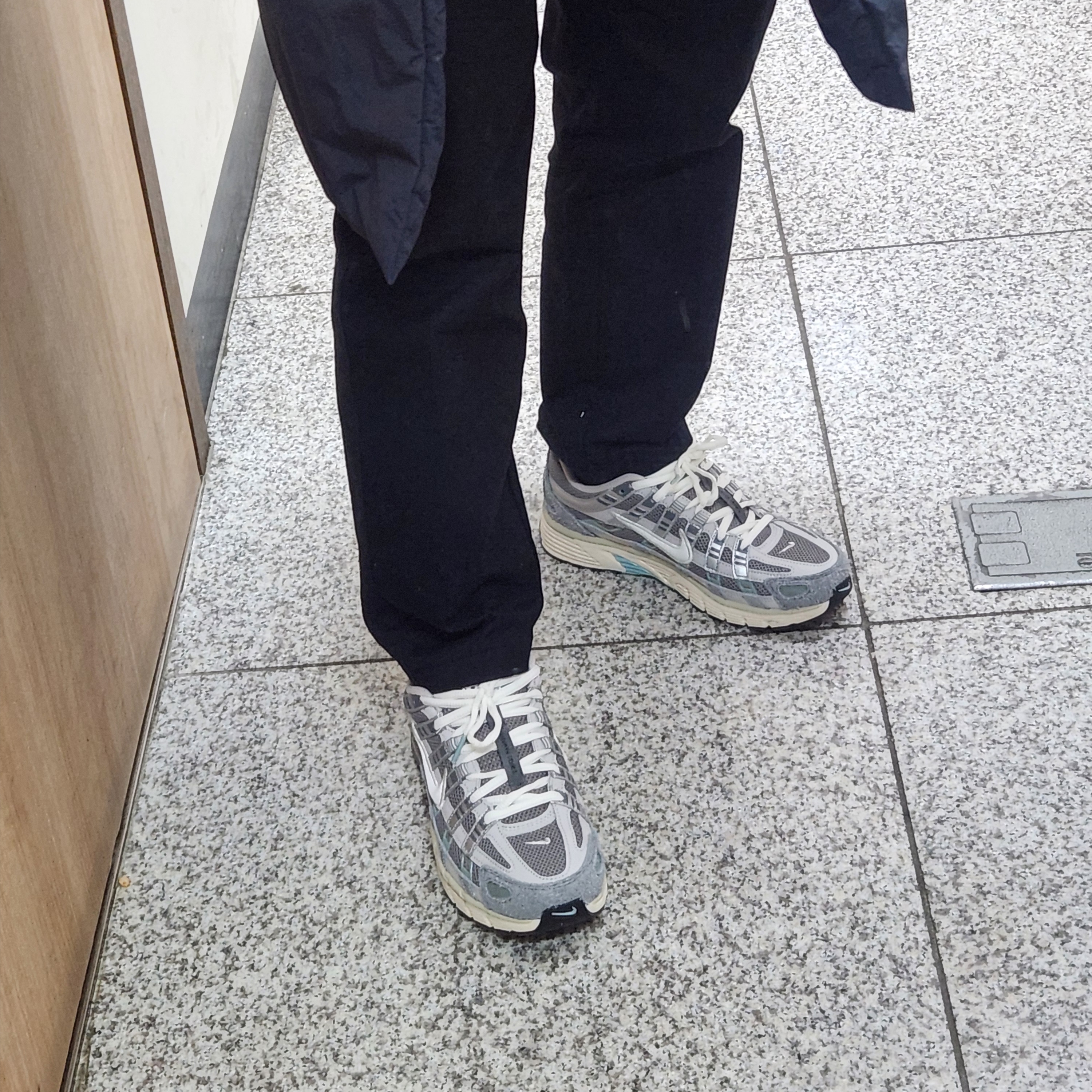 Nike P-6000 Flat Pewter Light Iron Ore 착용 스타일