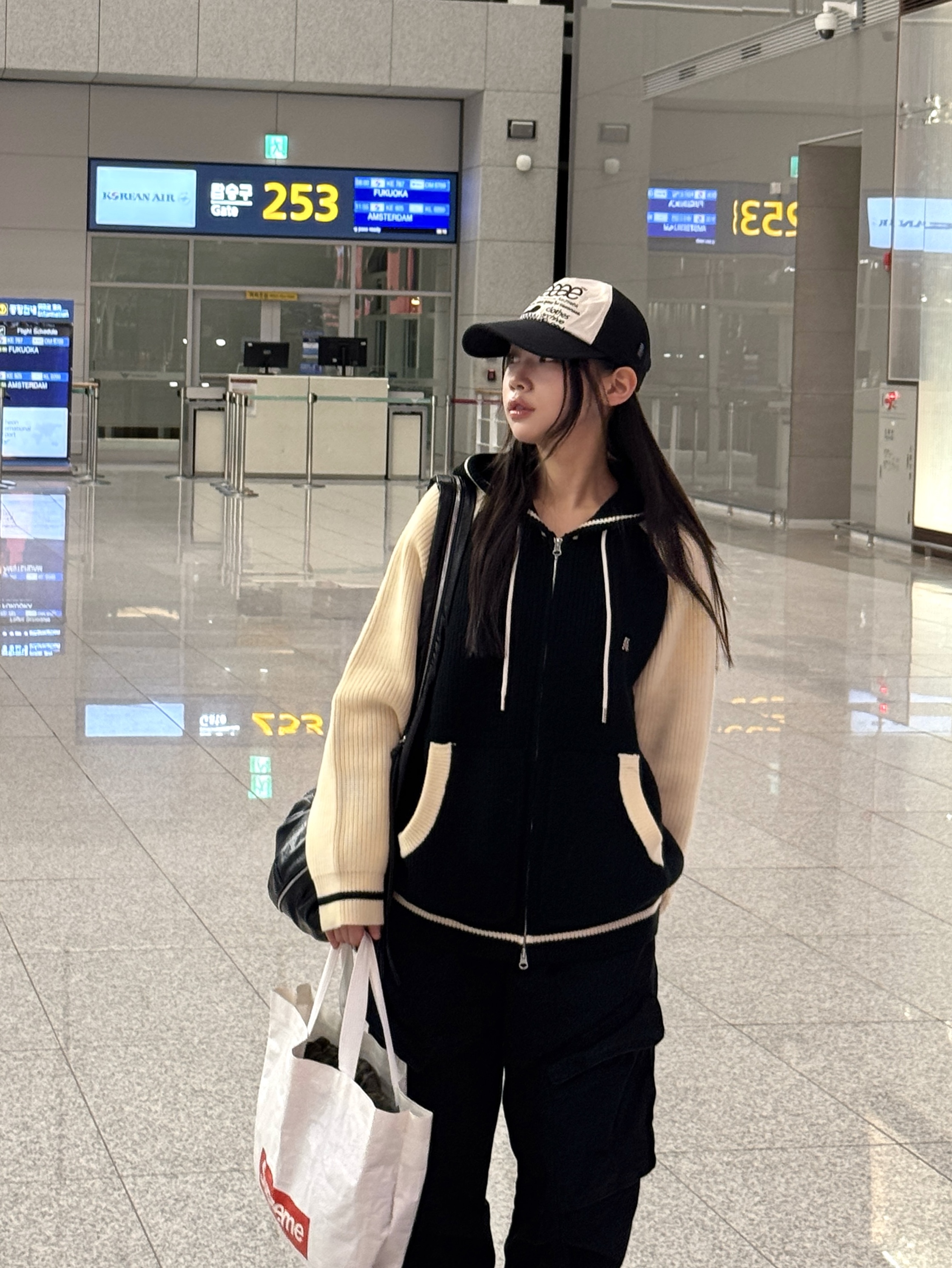 Aeae Web Logo Mesh Cap Black, (W) UGG Classic Short II Boots Chestnut 착용 스타일 - 3