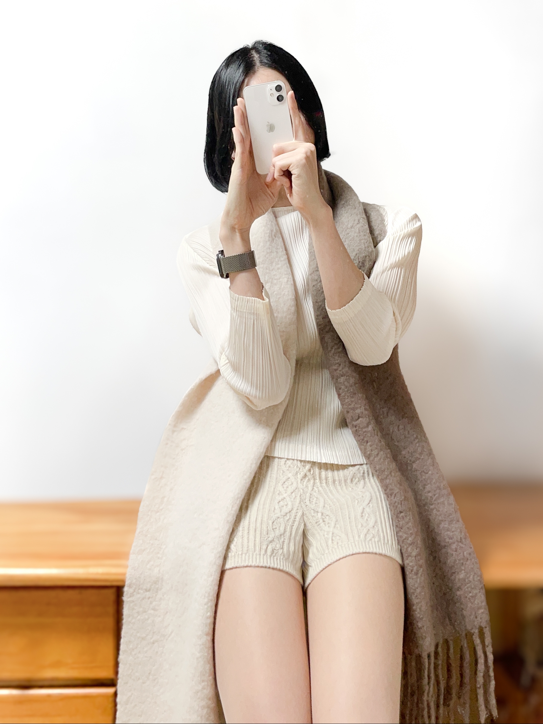 (W) Pleats Please Issey Miyake MC December Top Off White, Jacquemus L'echarpe Moisson Gradient Muffler Multi Beige 착용 스타일