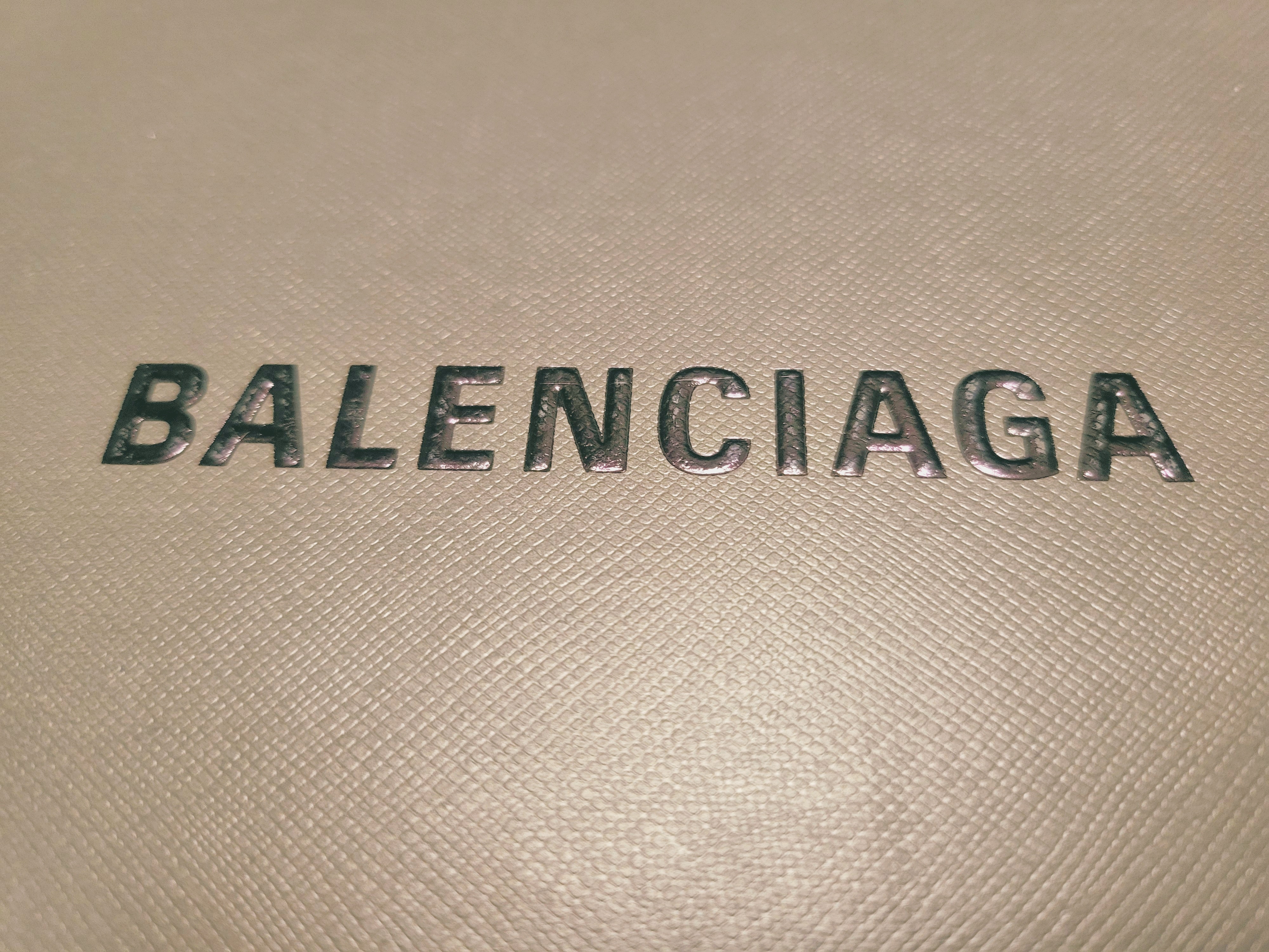 (W) Balenciaga Pool Slide Sandal Black White 착용 스타일 - 2