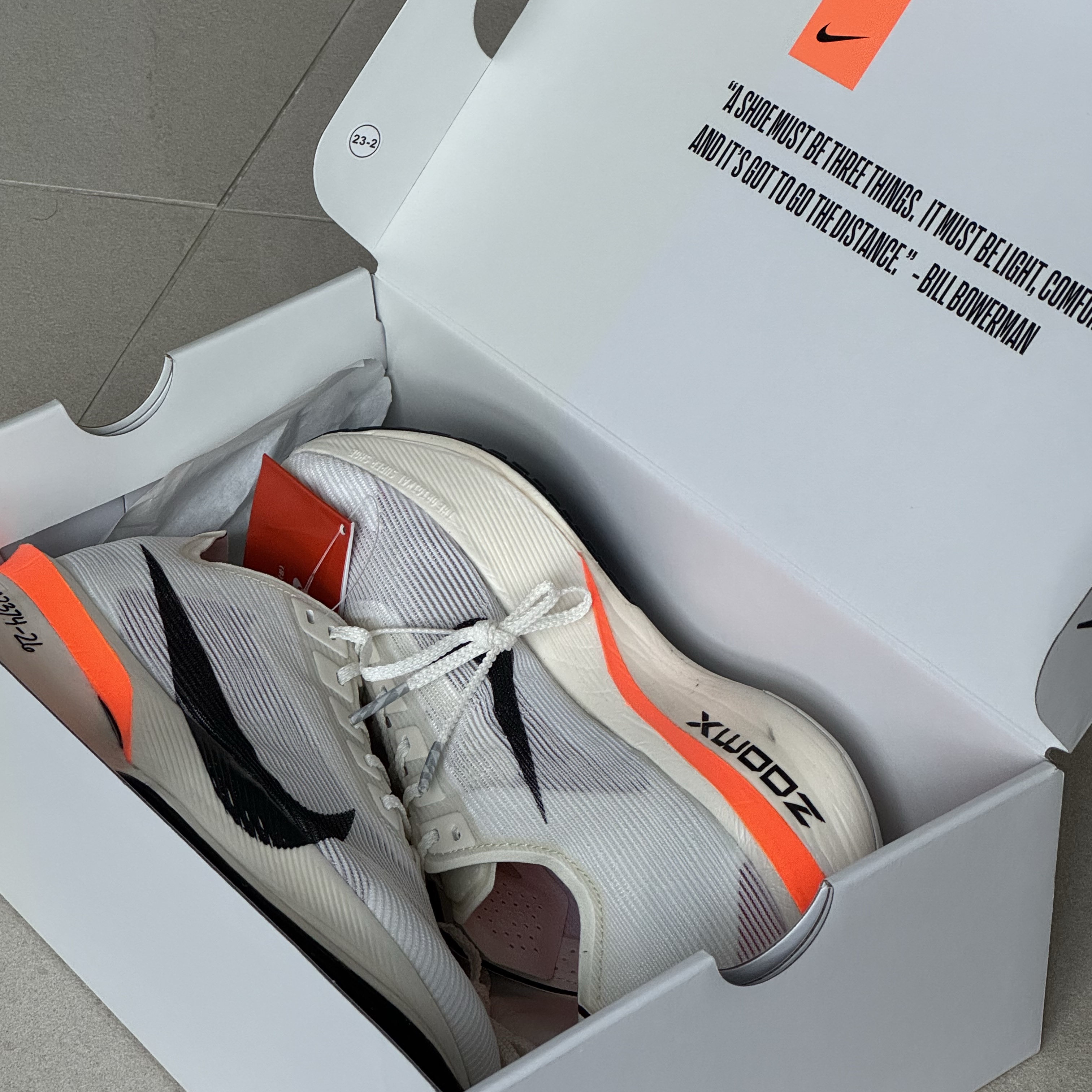 Nike ZoomX Vaporfly Next% 4 Proto Sail Total Orange, Nike Air Zoom Alphafly Next% 3 Proto White Total Orange 착용 스타일 - 2