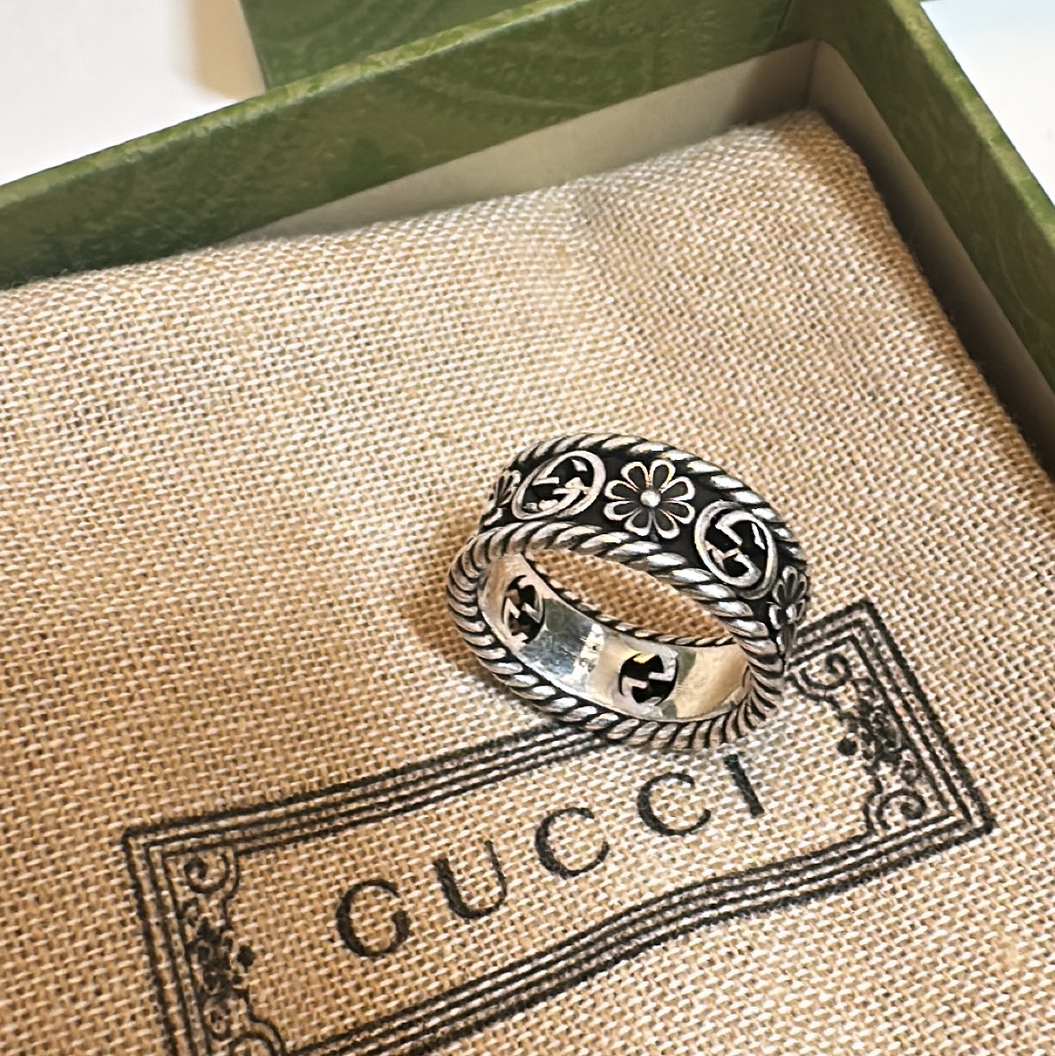 Gucci Interlocking G Silver Ring Silver Aged Finish 착용 스타일 - 2