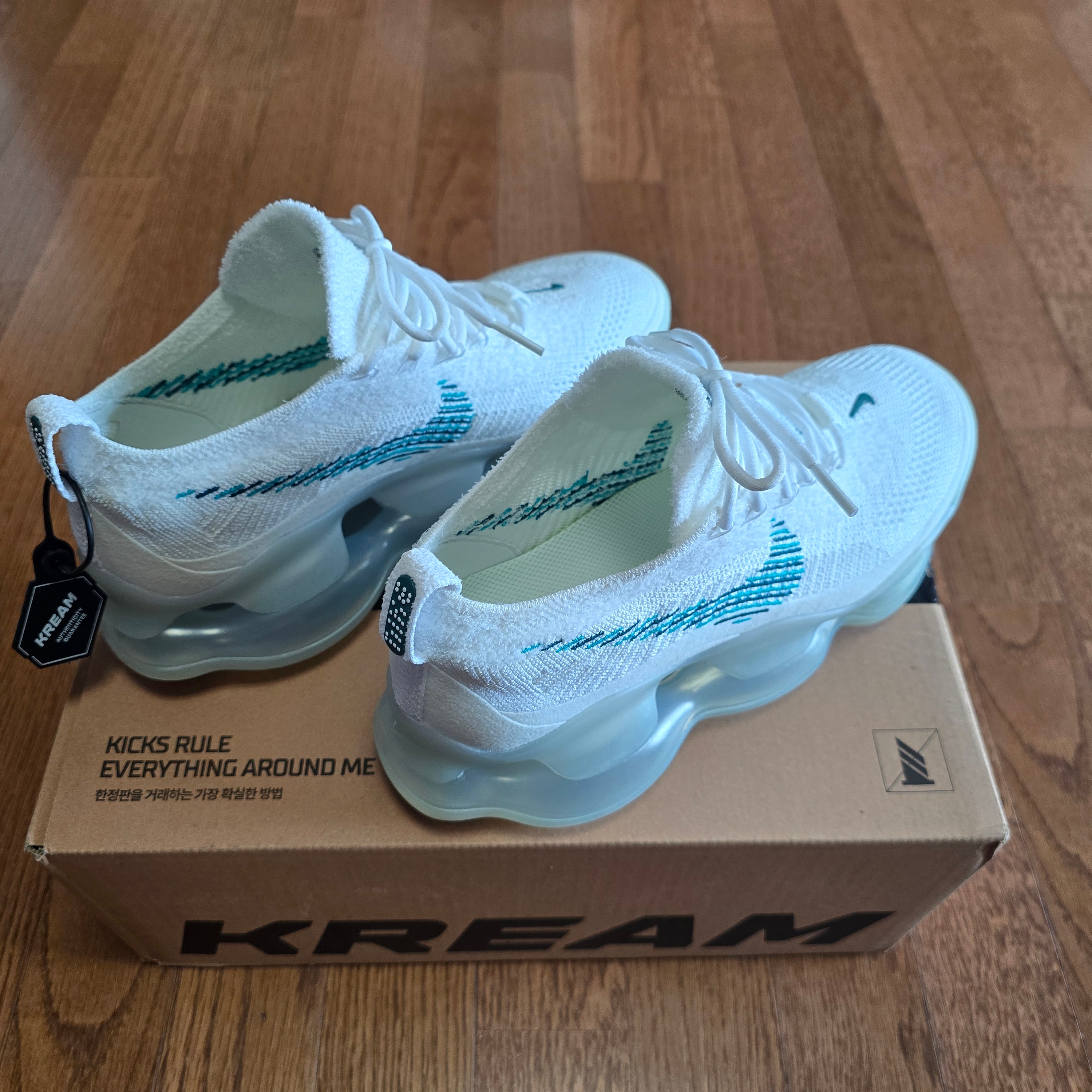 Nike Air Max Scorpion Flyknit White Geod Teal 착용 스타일 - 2