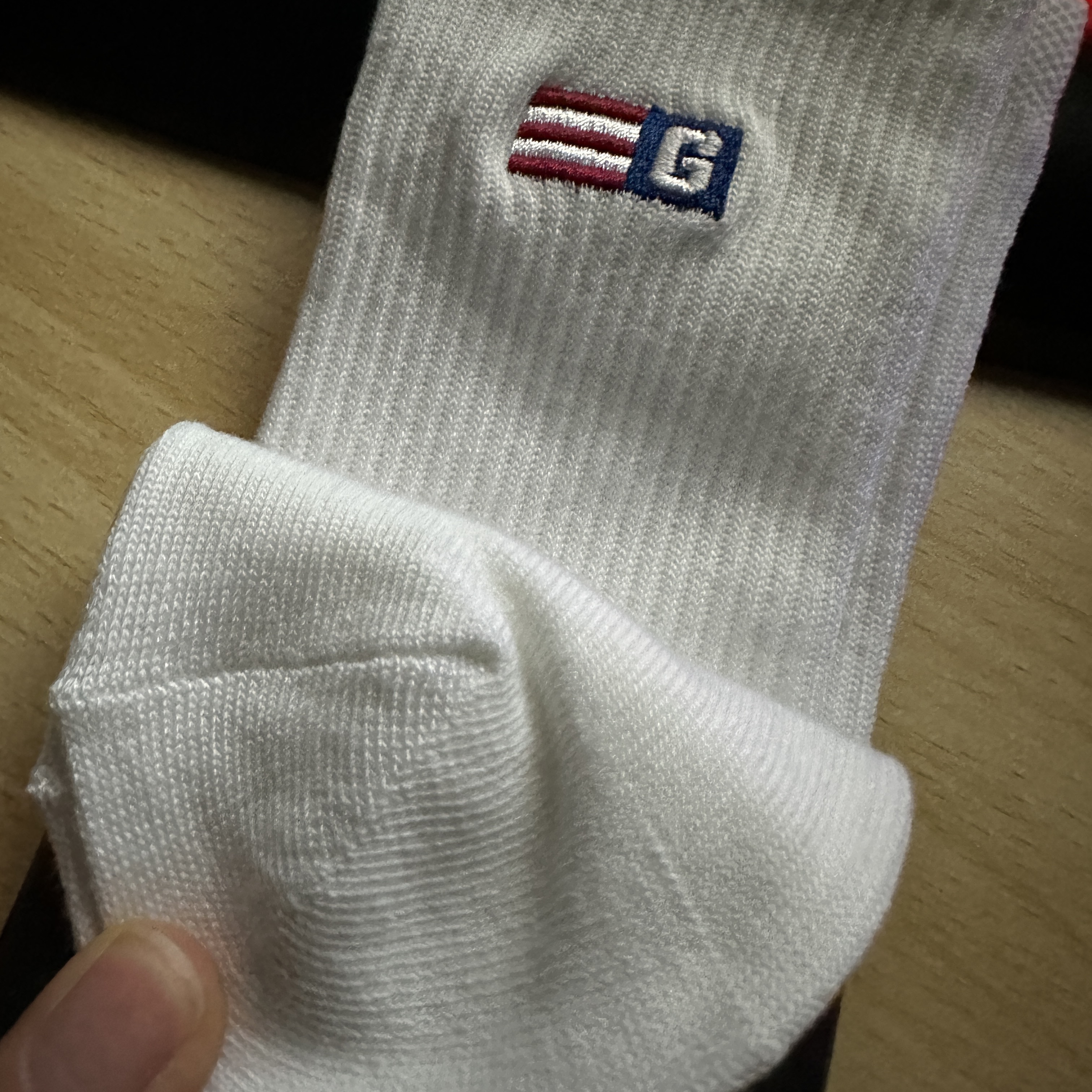 General Idea Unisex Logo Point Socks White 착용 스타일