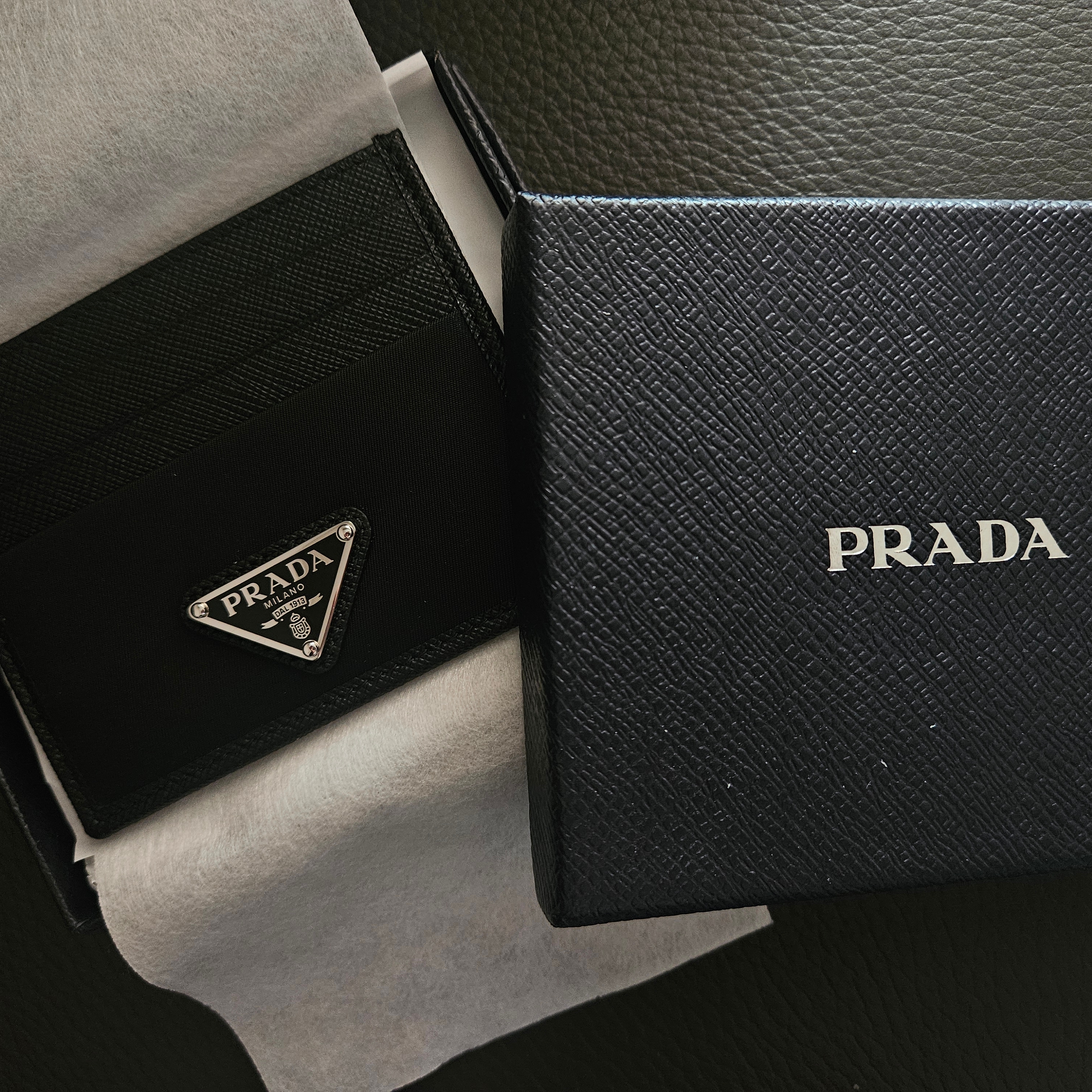 Prada Re-Nylon Saffiano Leather Card Holder Black 착용 스타일