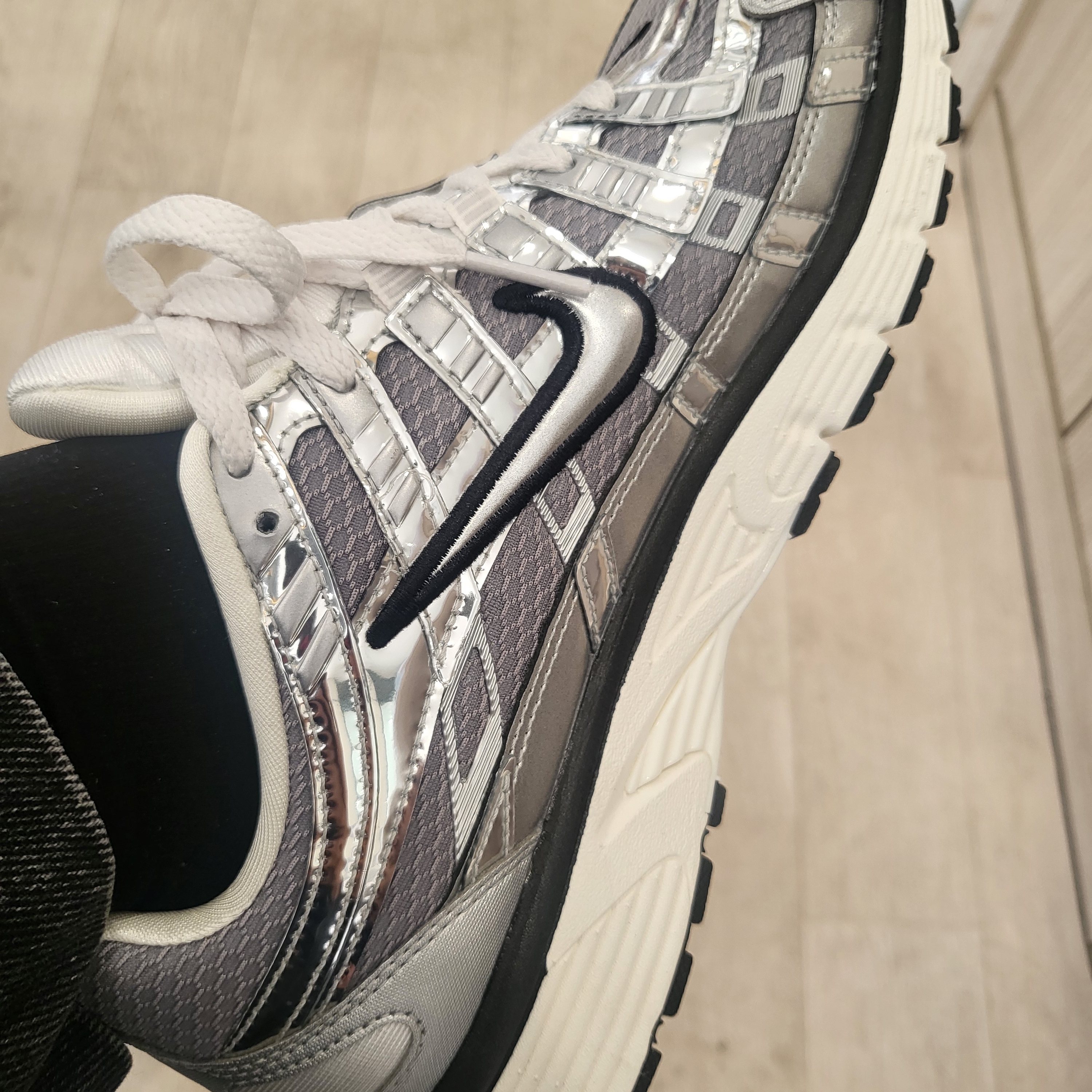 Nike P-6000 Metallic Silver 착용 스타일 - 1