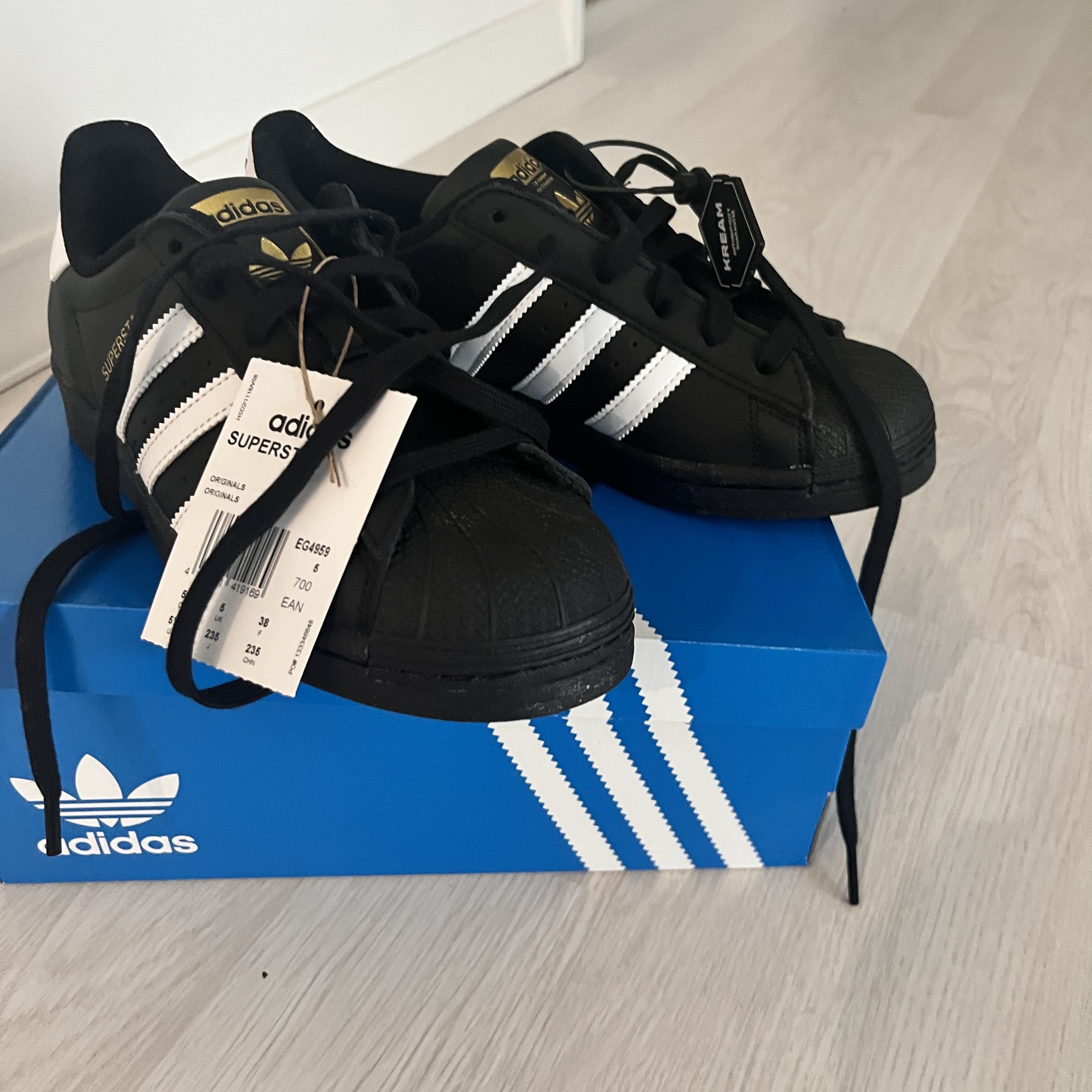 Adidas Superstar Core Black White 착용 스타일 - 2