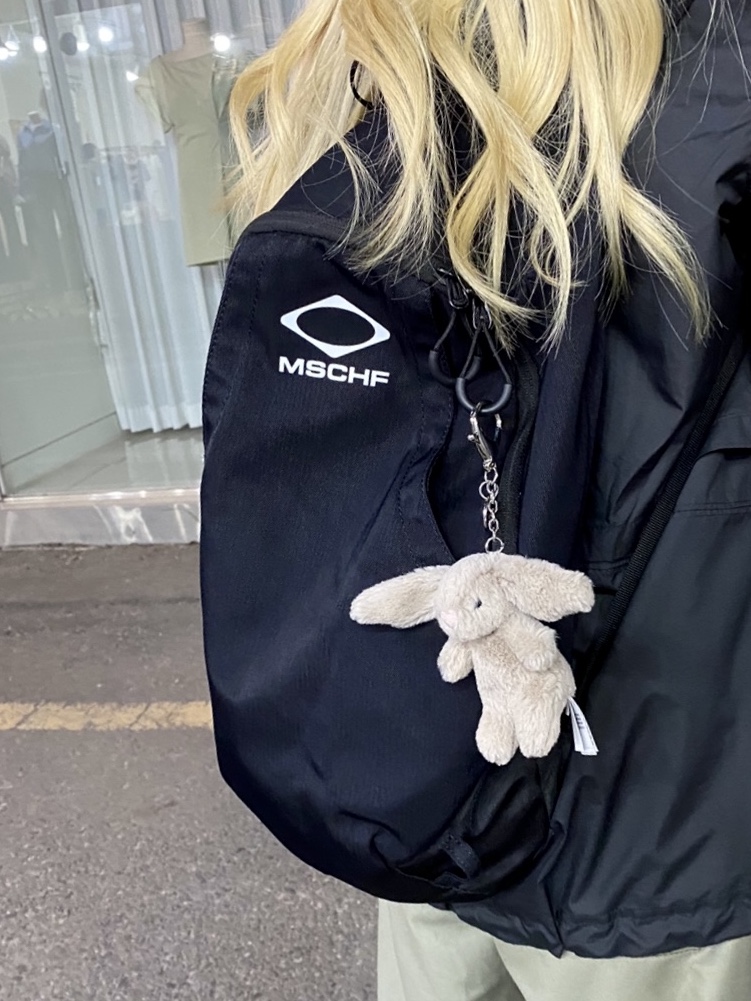 Jellycat Bashful Bunny Bag Charm Beige, Mischief Rhombus Backpack Black 착용 스타일 - 4