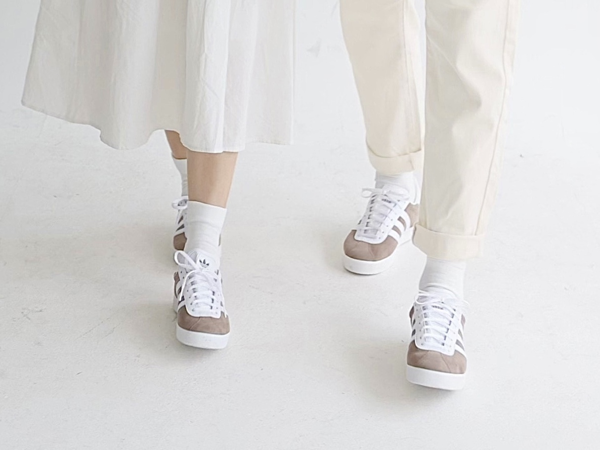 Adidas Gazelle 85 Earth Strata Cloud White 착용 스타일