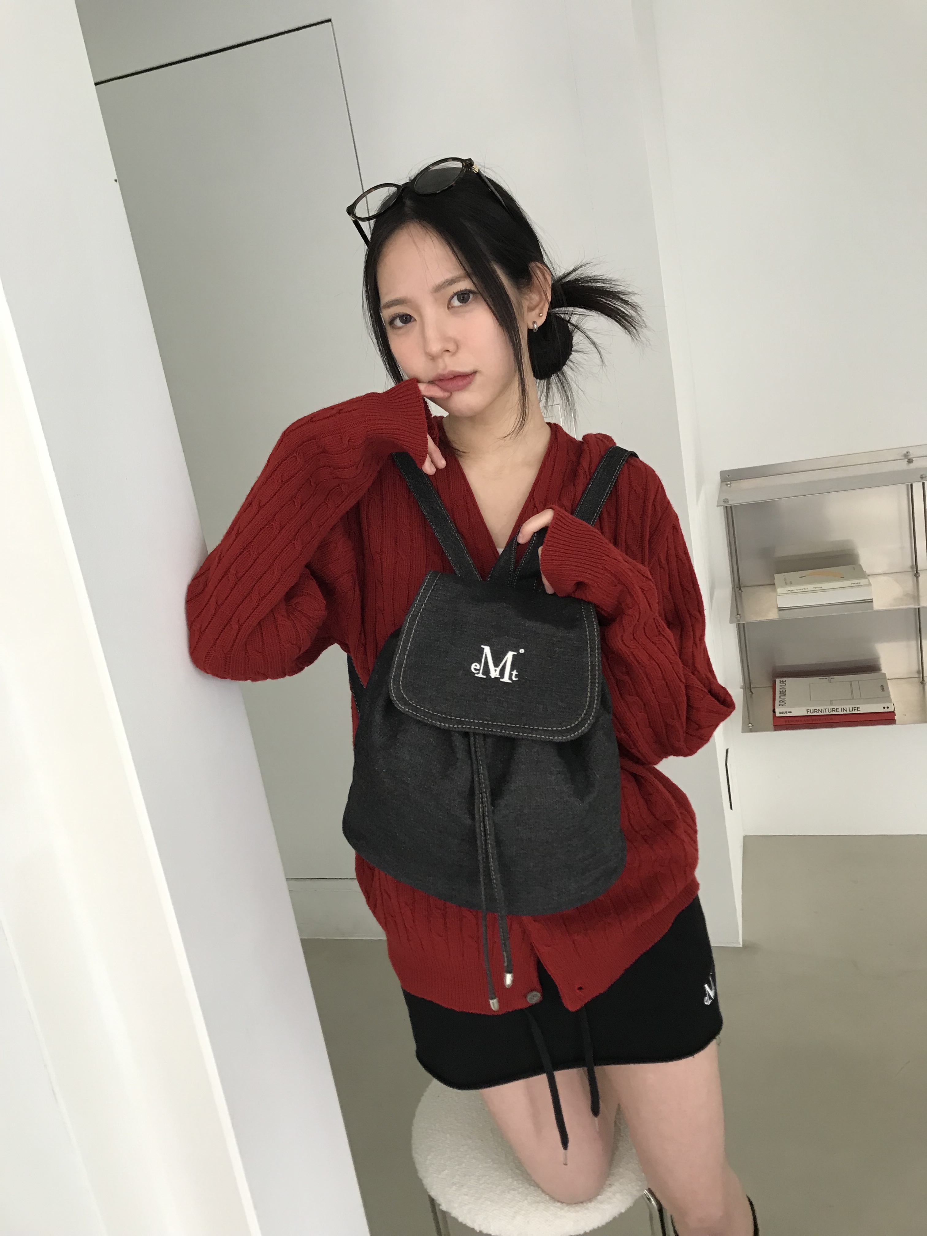 MUCENT Helmsley V-neck Cable Knit Cardigan Red 착용 스타일 - 2