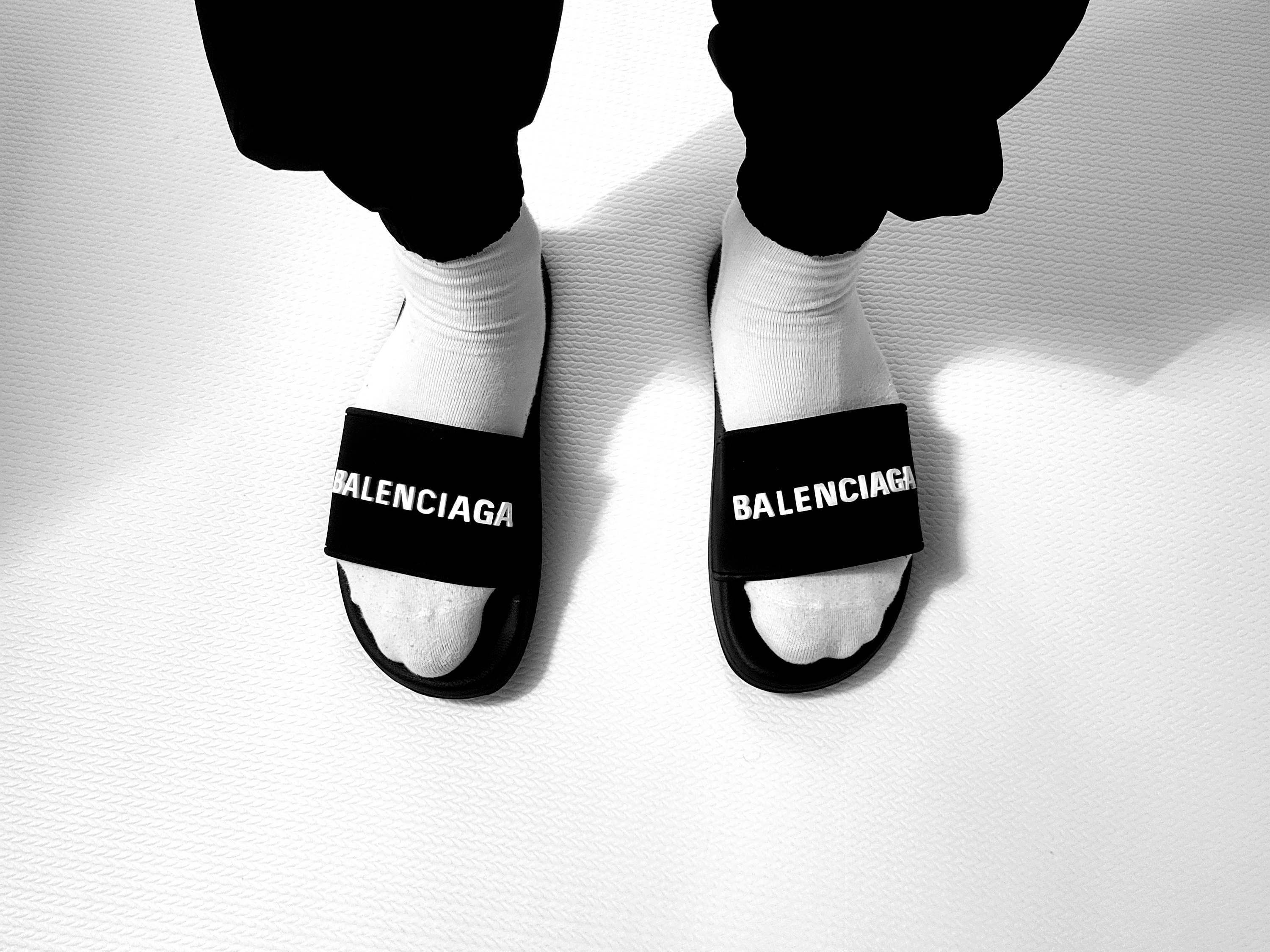 (W) Balenciaga Pool Slide Sandal Black White 착용 스타일 - 1