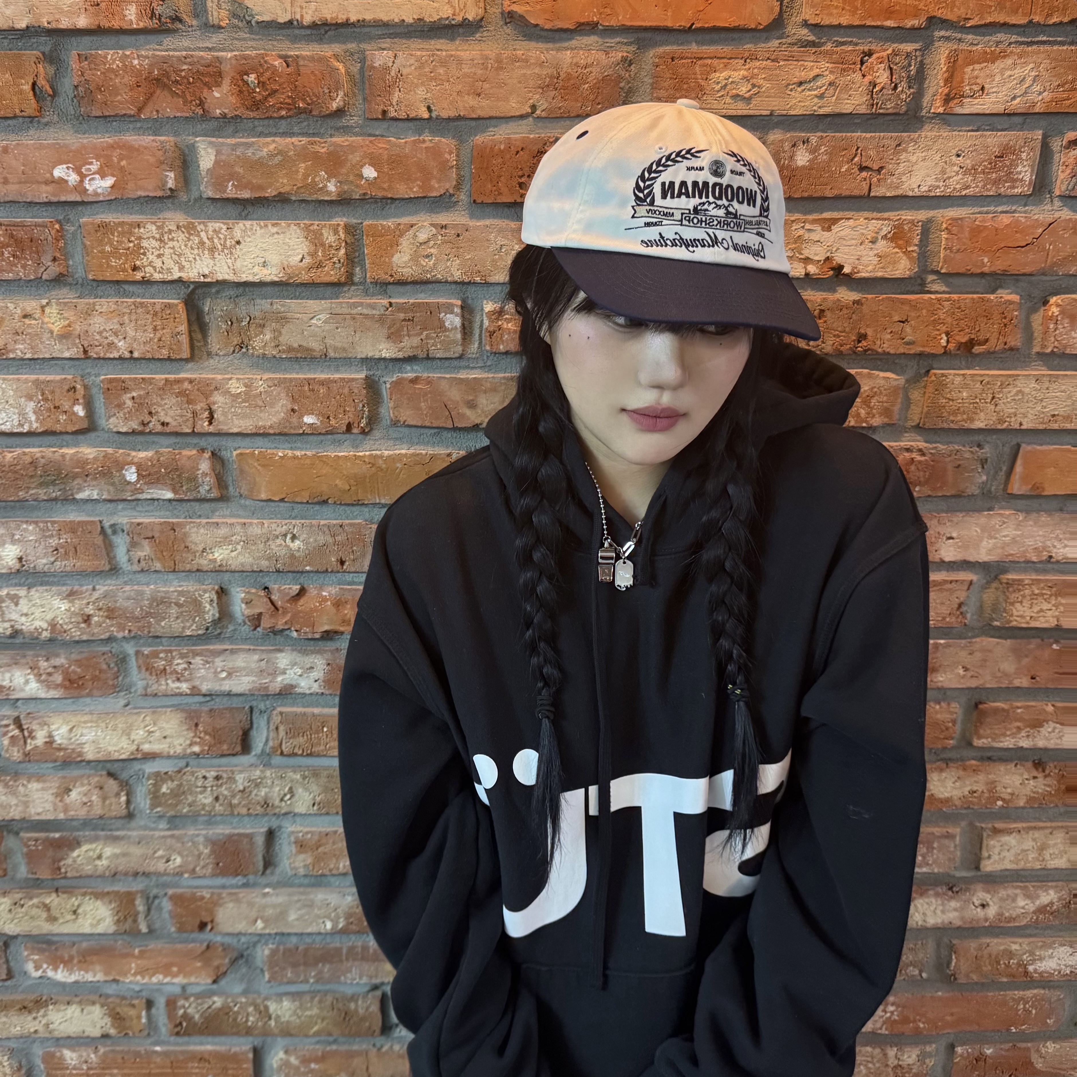Stussy All Caps Hoodie Black 착용 스타일 - 3